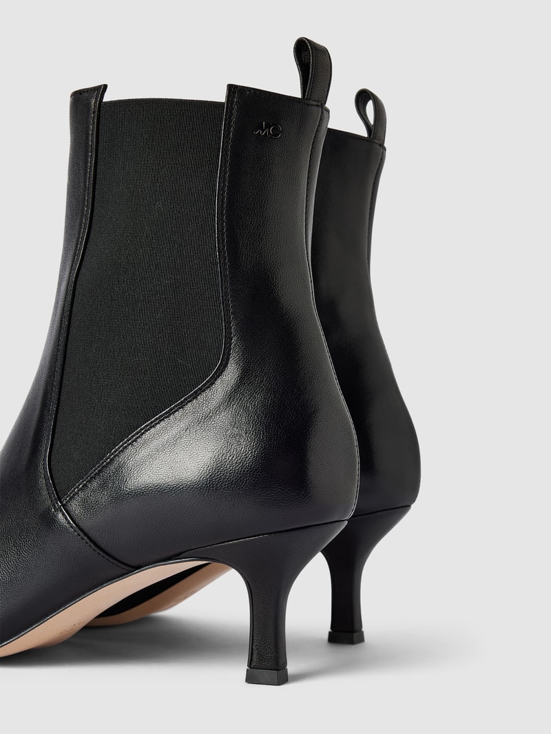 Stiefeletten mit elastischen Einsätzen in schwarz