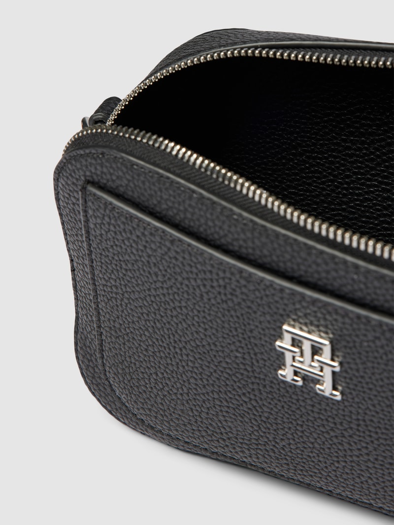 Handtasche mit Label-Detail Modell 'EMBLEM CAMERA' in schwarz