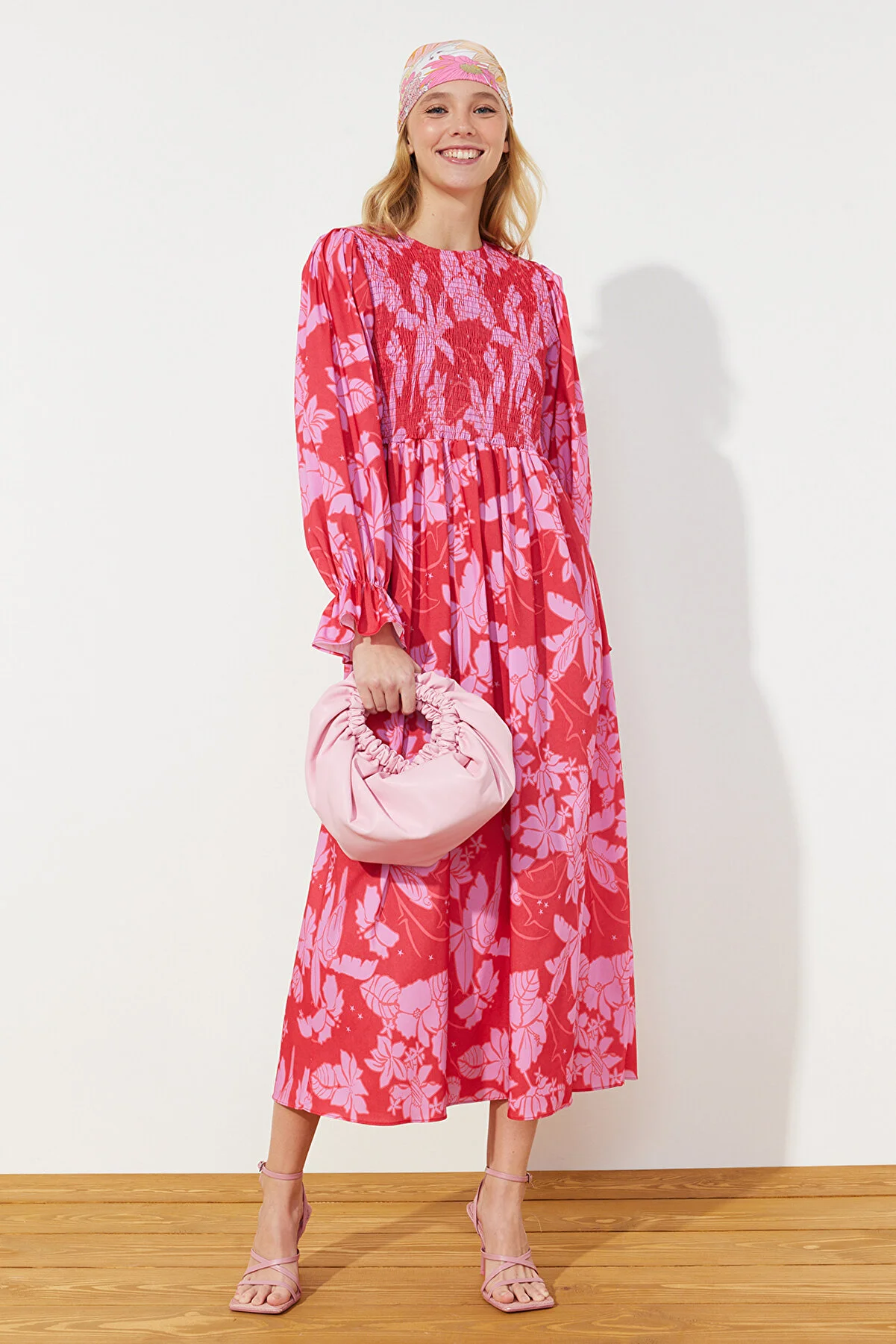 Trendyol Modest  Rotes, mit Blumenmuster bedrucktes Gimped-Webkleid in Übergröße TCTSS24EB00109