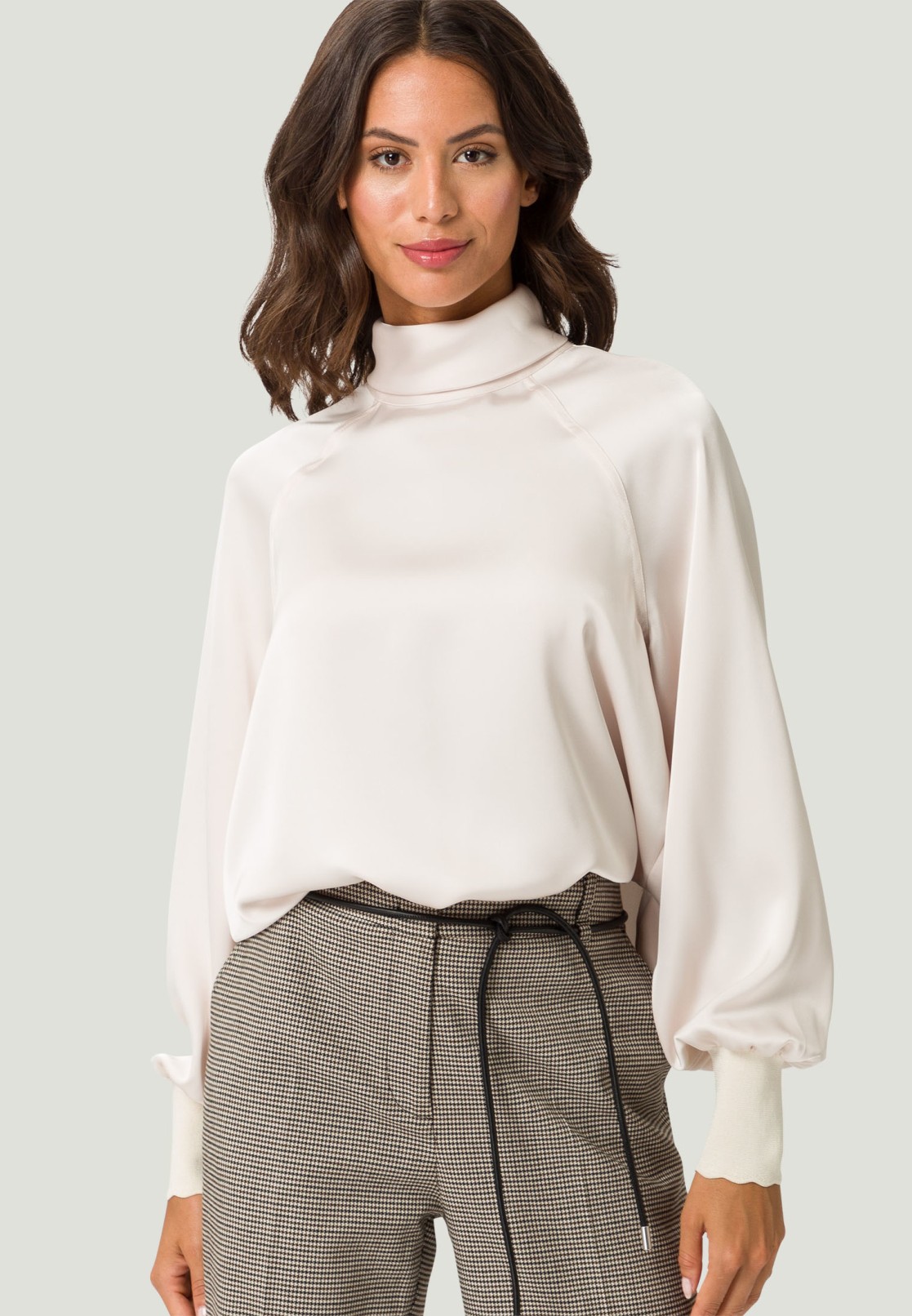 Satinbluse mit Rollkragen