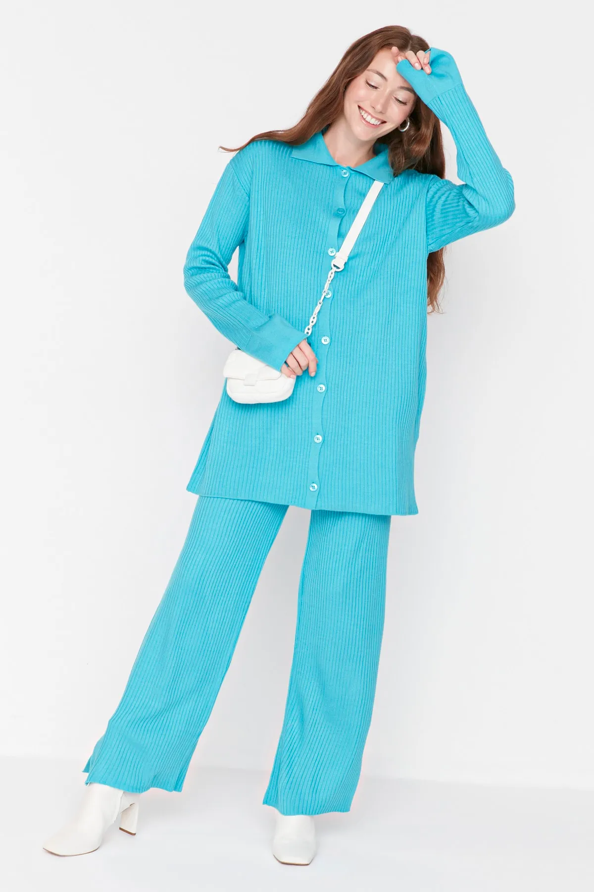 Trendyol Modest  Türkisfarbenes Strickset aus Cardigan und Hose mit Schlitzdetail TCTAW23US00028
