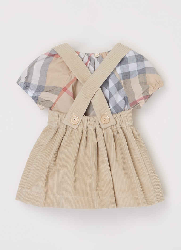 Set Burberry Sofia format din 3 piese: rochie, salopetă și pălărie tip găleată.