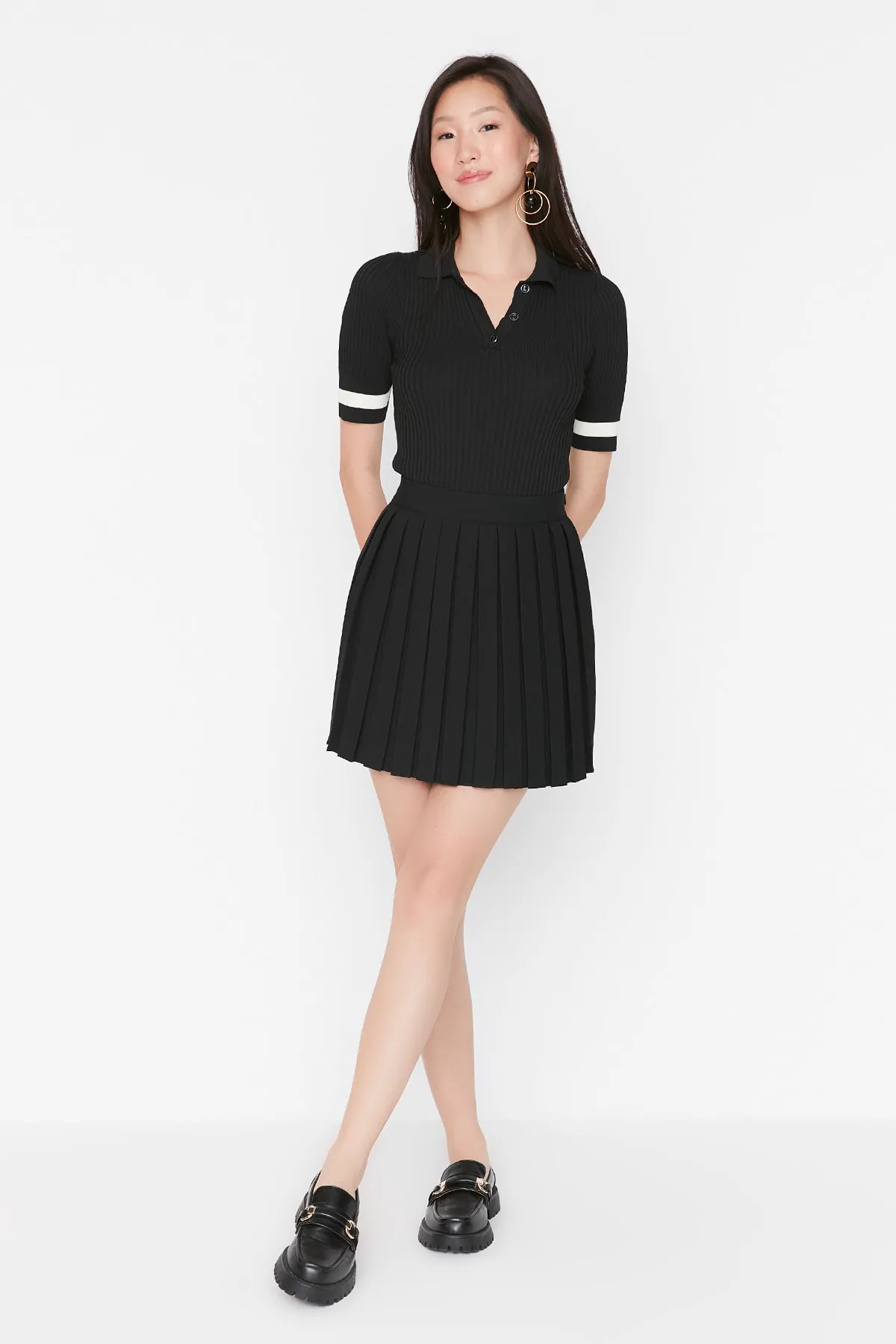 Trendyol Collection  Schwarzer Webrock in Minilänge – Faltendetail, TWOAW21ET0111