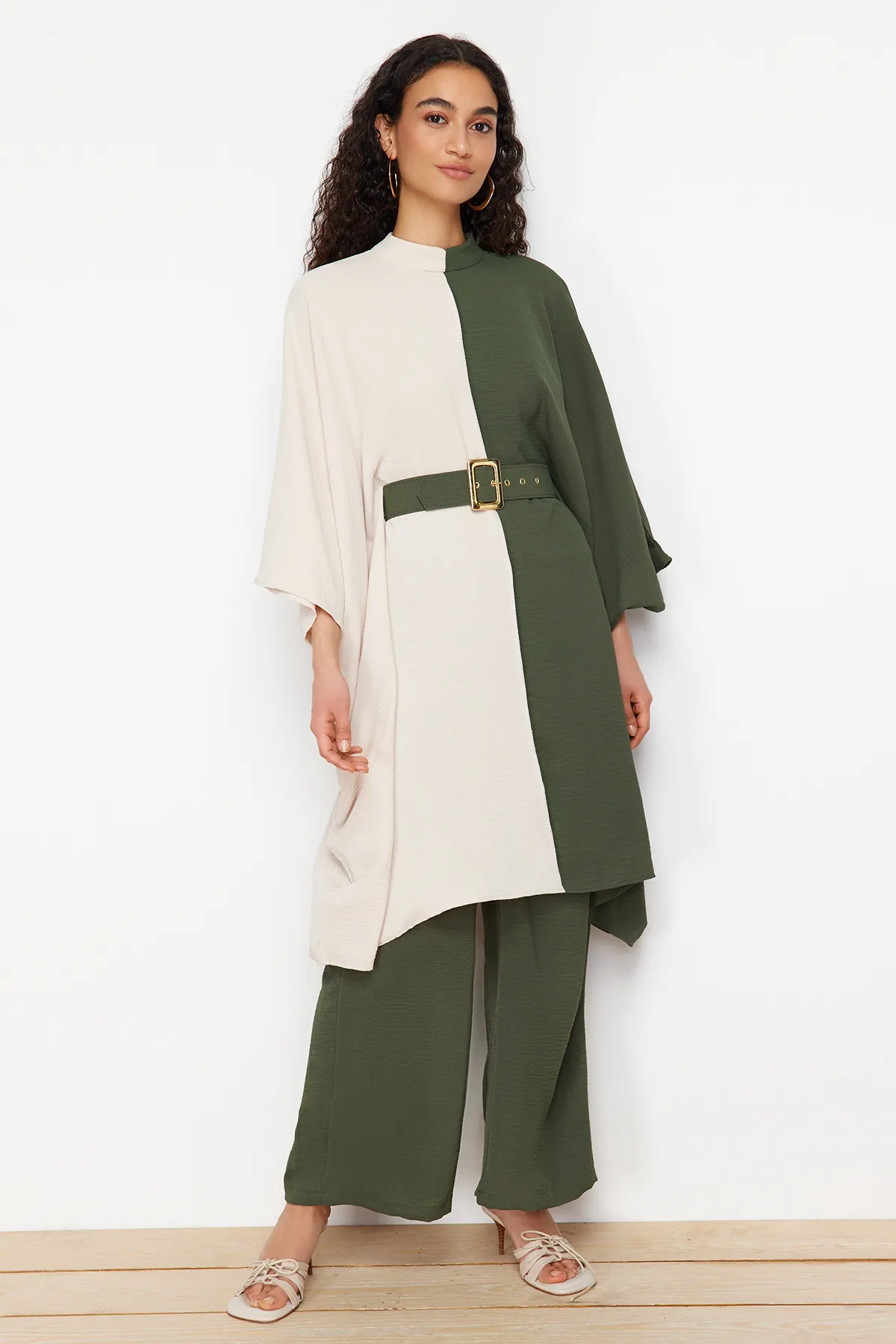 Trendyol Modest  Khakifarbener gewebter Tunika-Hosen-Anzug mit Gürtel und Farbblockierung in der Taille TCTSS23US00046
