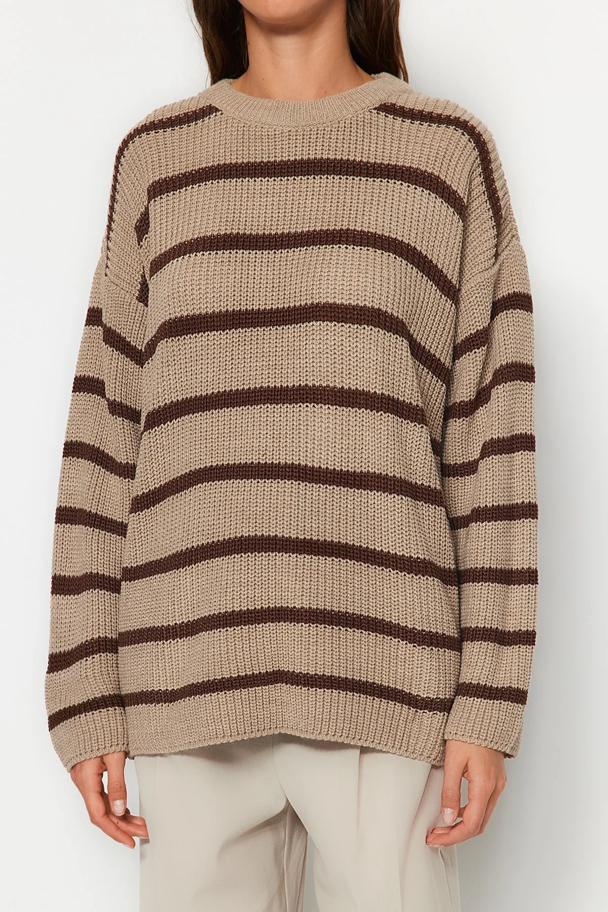 Trendyol Collection  Beiger Strickpullover mit Streifen in weiter Passform TWOAW23KZ00720