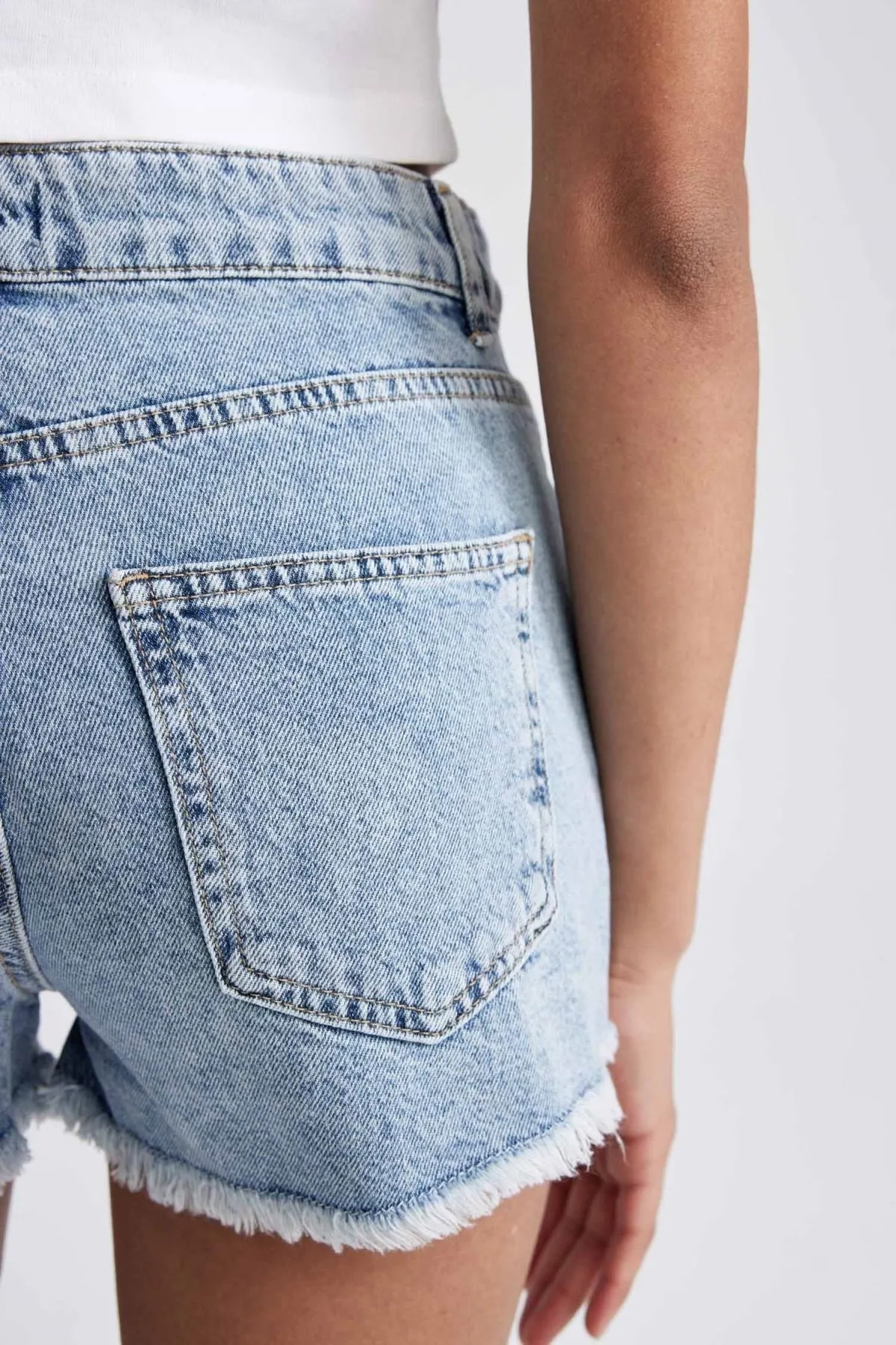 DeFacto  Jeansshorts mit hoher Taille und Cut-Outs am Bein, 100 % Baumwolle, A2606ax23sm