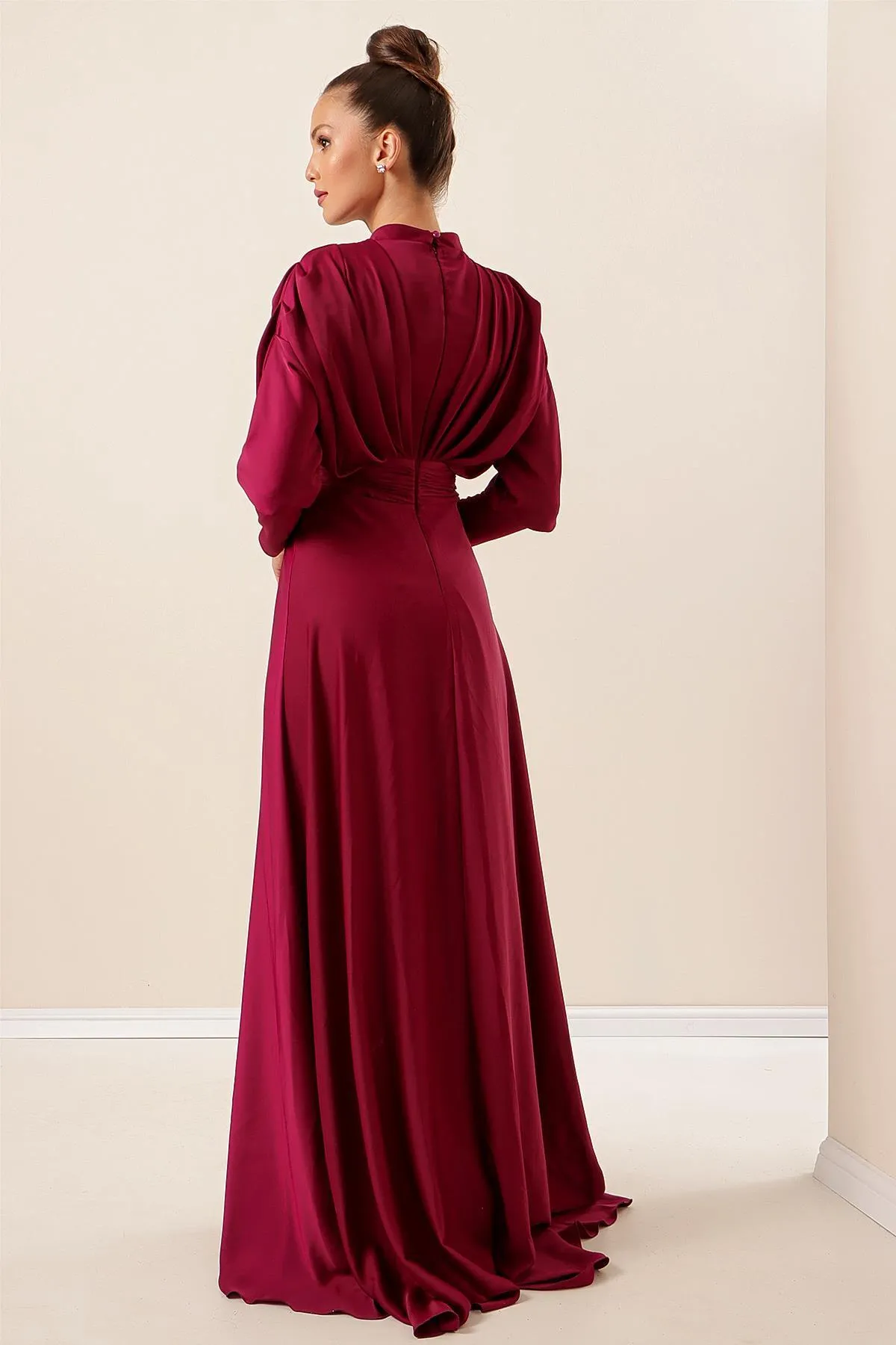 By Saygı  Langes Kleid aus Satin mit gerafften Ärmeln, Knopfdetail, gefütterter und perlenbesetzter Vorderseite
