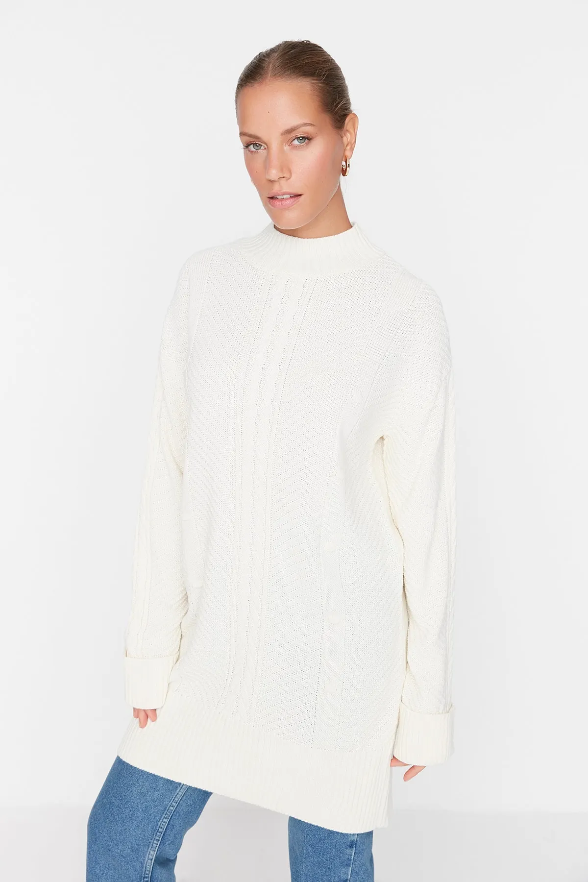 Trendyol Modest  Ecrufarbener Strickpullover mit Zopfmuster und detailliertem Muster TCTAW23KZ00071