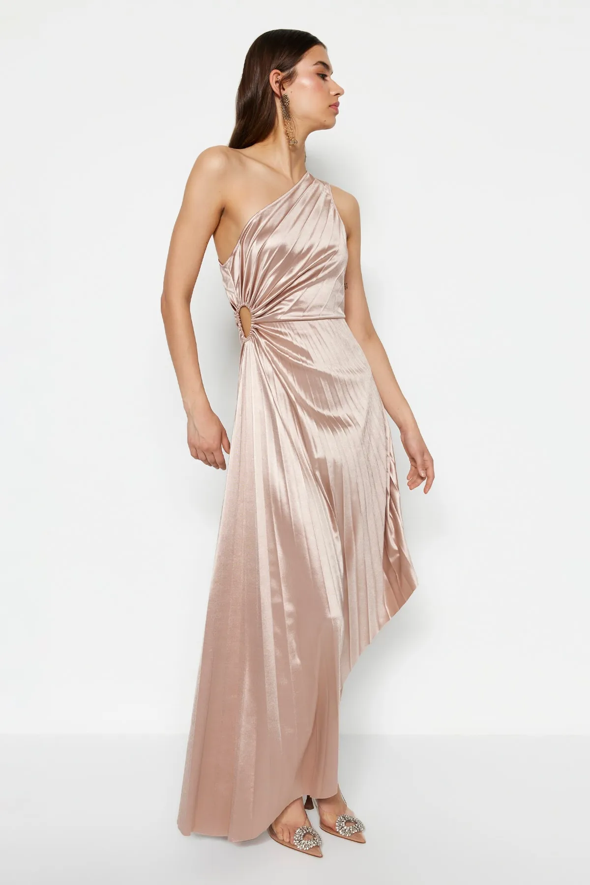 Trendyol Collection  Beigefarbenes asymmetrisches Strick-Abendkleid aus Satin mit Faltendetails Abendkleid/TPRSS23EL00557