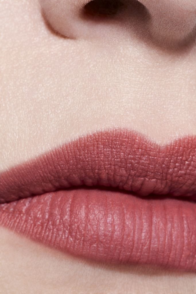 CHANEL ROUGE ALLURE VELVET MATTIERENDER LIPPENSTIFT MIT HOHER FARBINTENSITÄT. MATT-ETUI IN LIMITIERTER EDITION.