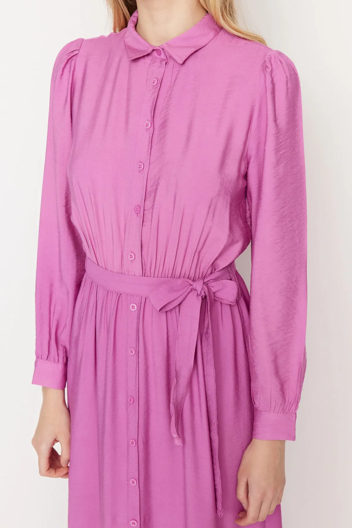 Trendyol Modest  Rosa Hemdblusenkleid aus Webstoff mit Gürtel an den Schultern, detailliertem Rock und Volant TCTSS21EL3887