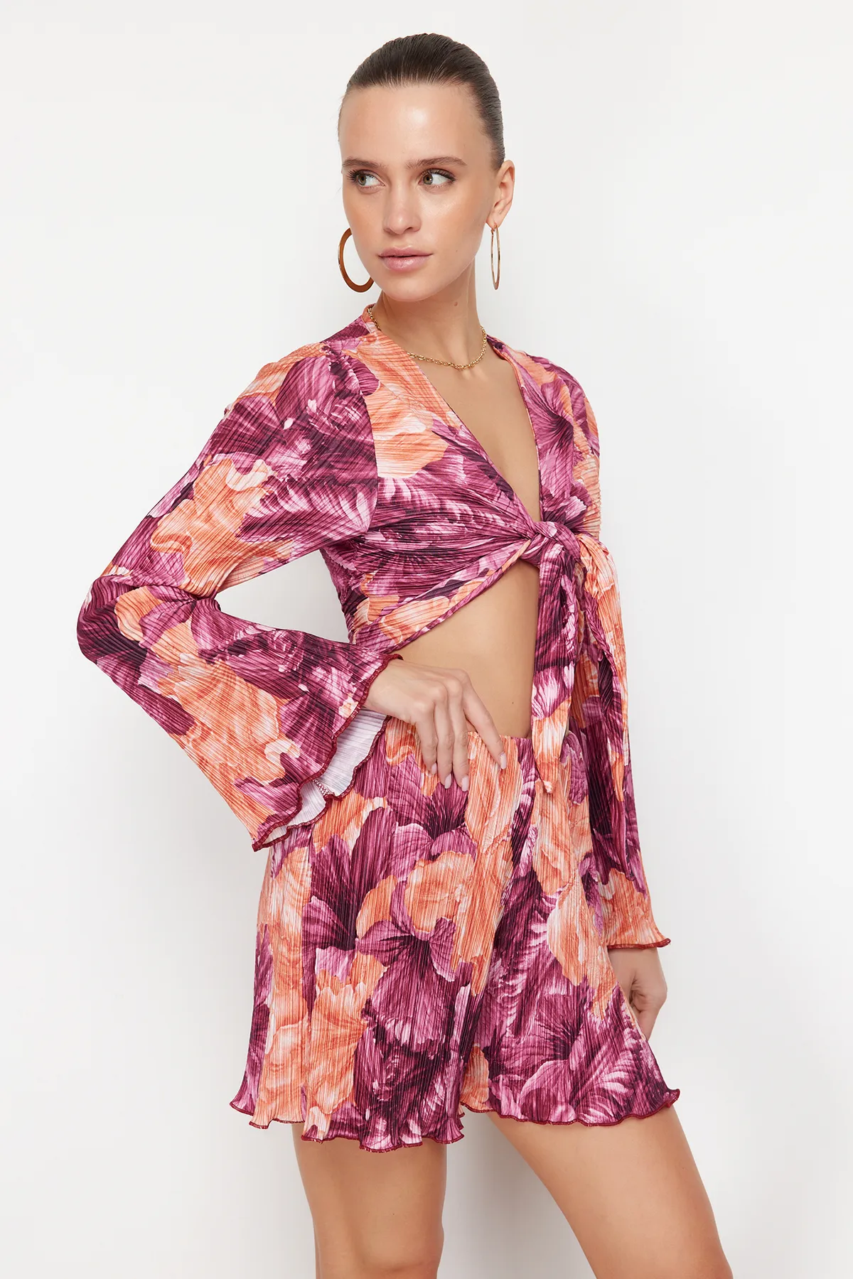 Trendyol Collection  Mehrfarbiger, plissierter, langärmliger Anzug aus Stretch-Strick mit Blumenmuster TWOSS24AU00090