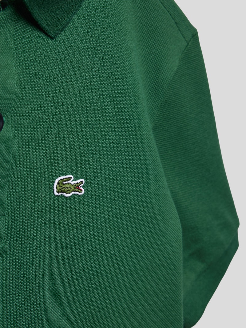 Poloshirt mit Label-Applikation in grün