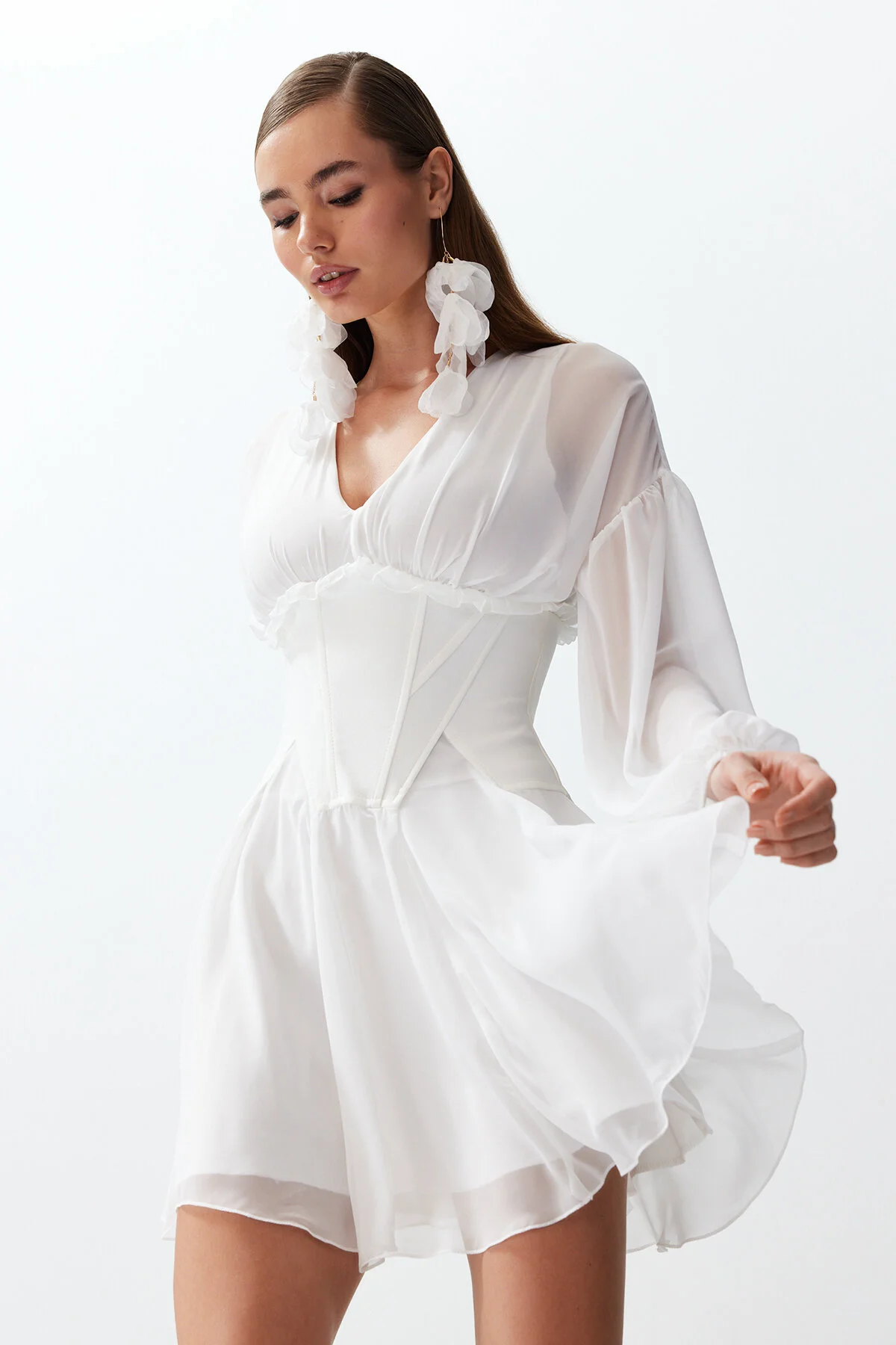 Trendyol Collection  Stilvolles Braut-Abendkleid in Weiß mit Taillenöffnung/Skater-Korsett-Detail TPRAW24EL00040
