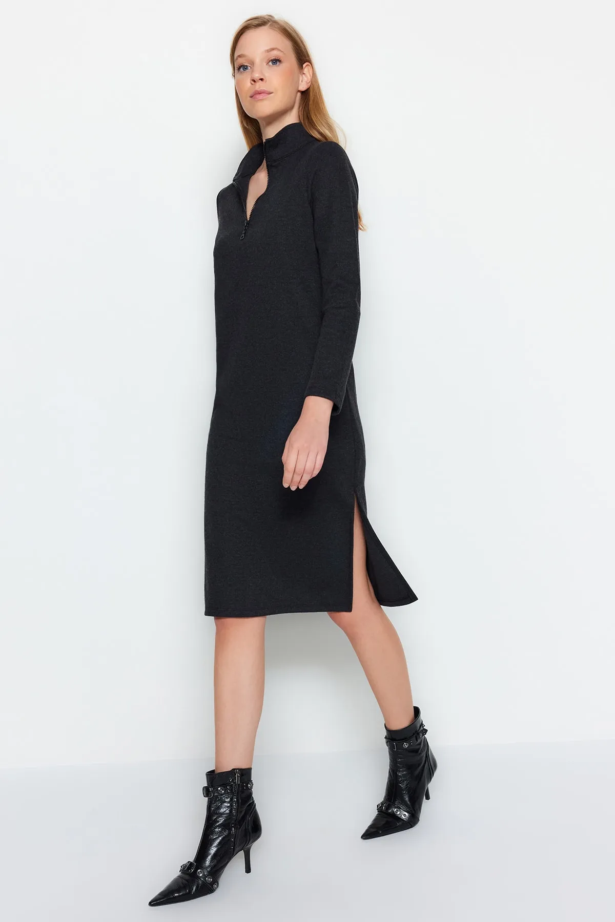 Trendyol Collection  Anthrazitfarbenes Midi-Strickkleid im Thessaloniki-/Strickwaren-Look mit hohem Kragen und Schlitz und Reißverschluss TWOAW24EL00597