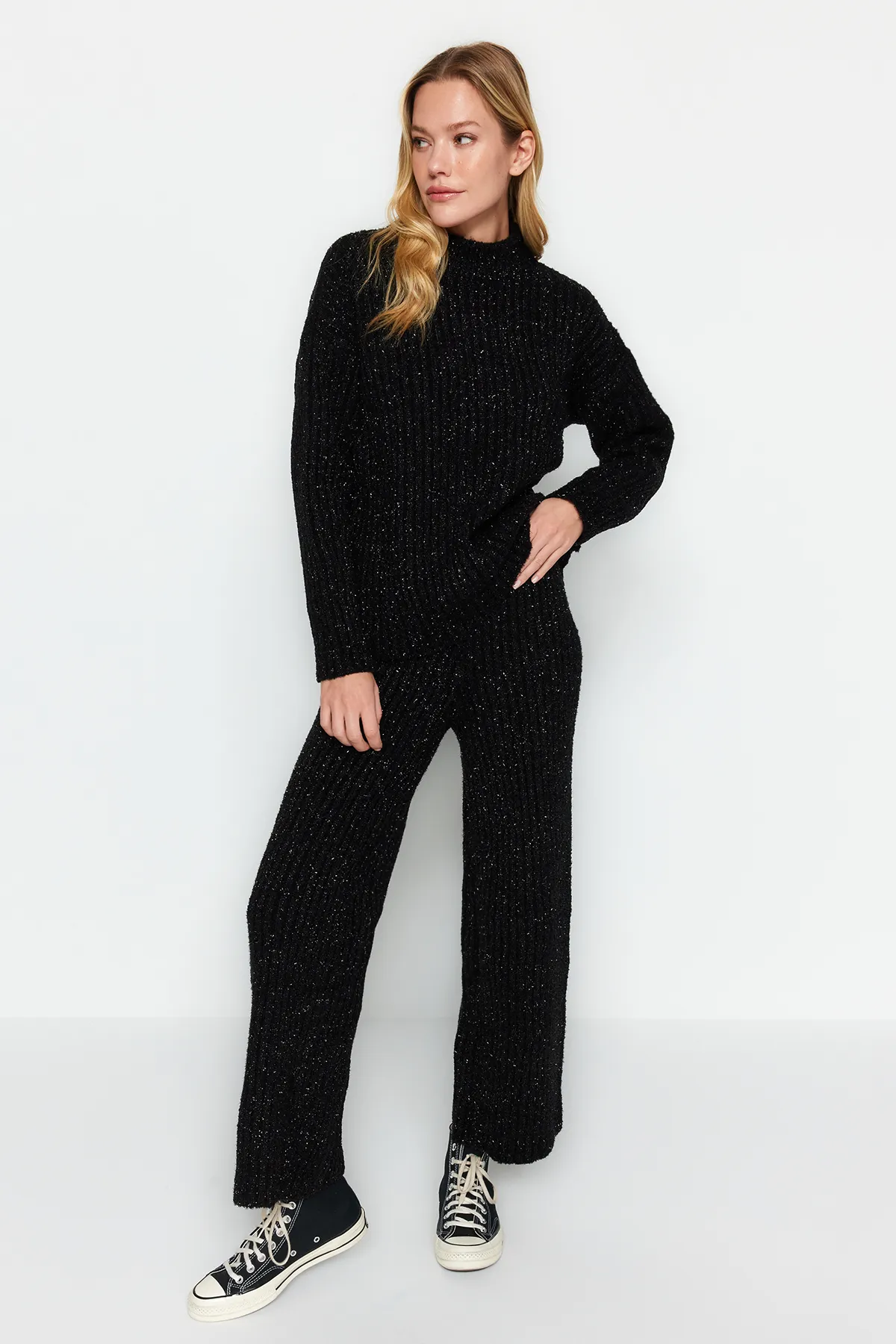 Trendyol Collection  Schwarzes, übergroßes Set aus Oberteil und Unterteil aus Strick mit Weihnachtsmotiv und Glitzer TWOAW24AU00114