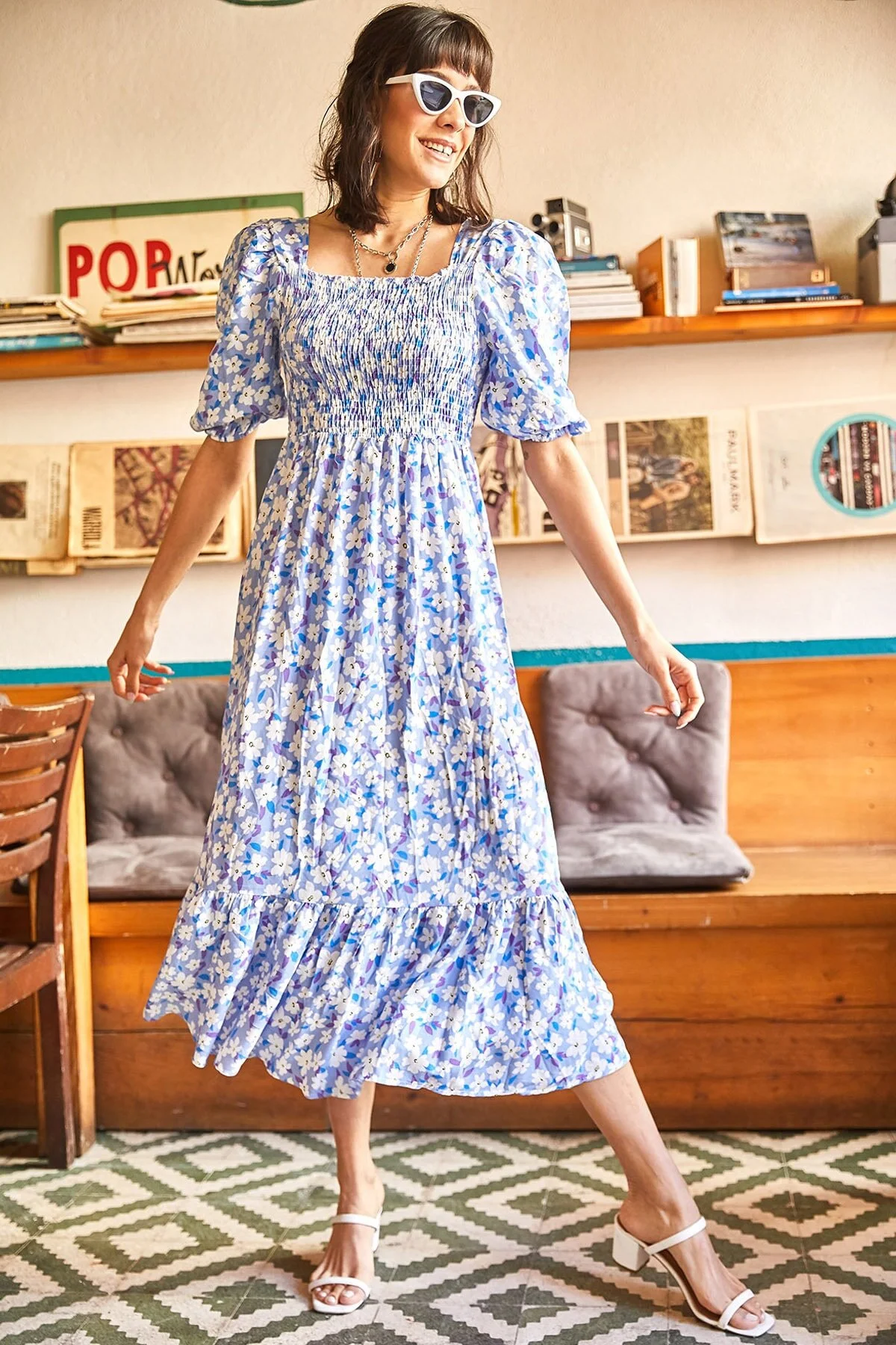 Olalook  Damenkleid aus gewebter Viskose in Blau und Weiß mit Blumenmuster ELB-19001483