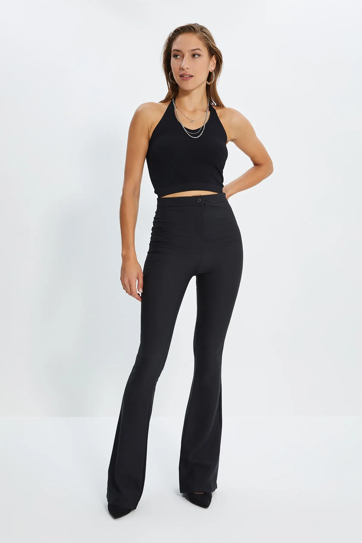 Trendyol Collection  Schwarze Schlaghose aus Webstoff TWOAW20PL0576