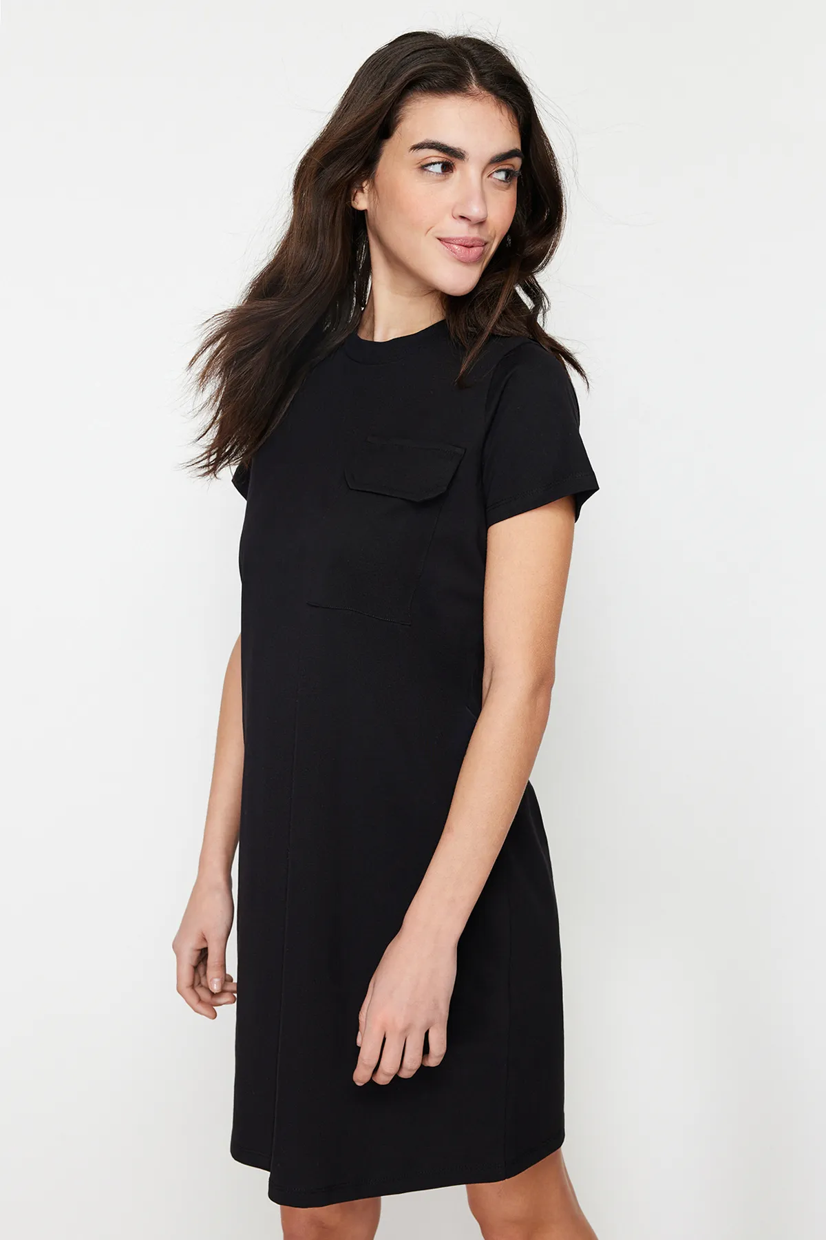 Trendyol Collection  Schwarzes, gestricktes T-Shirt-Kleid aus 100 % Baumwolle mit Taschen, Rundhalsausschnitt und kurzen Ärmeln TWOSS24EL00120