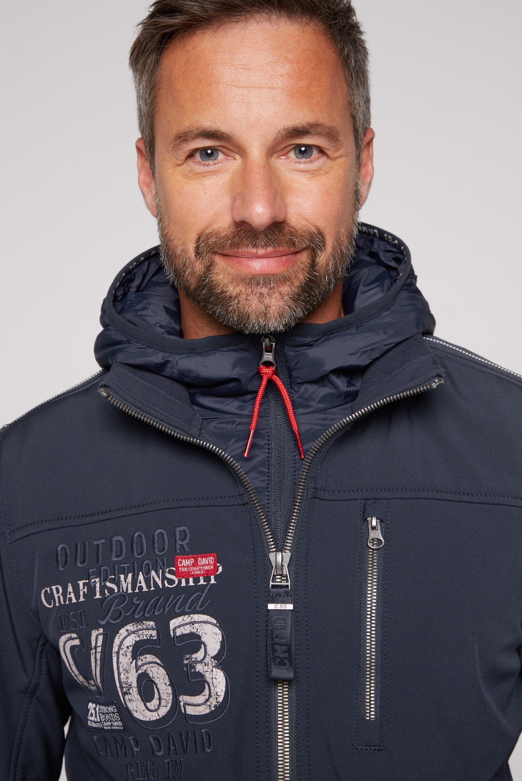 CAMP DAVID Softshelljacke mit Logo-Applikationen vorne und hinten