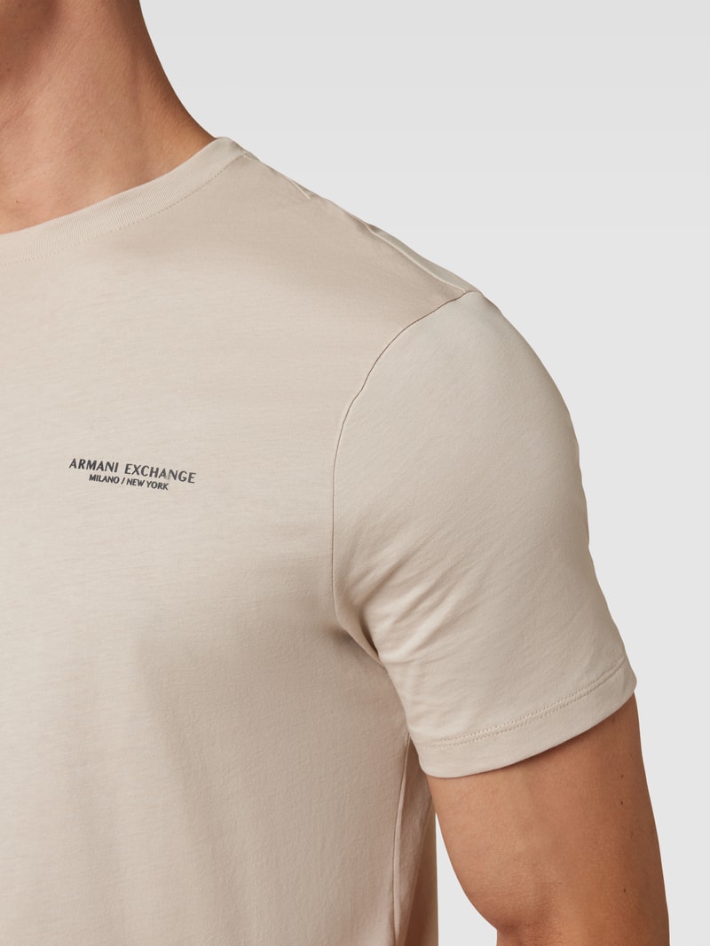 T-Shirt mit Label-Detail in beige