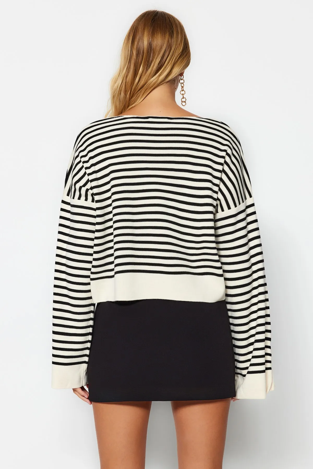 Trendyol Collection  Ecrufarbener, gestreifter Strickpullover mit weiter Passform TWOAW24KZ01080
