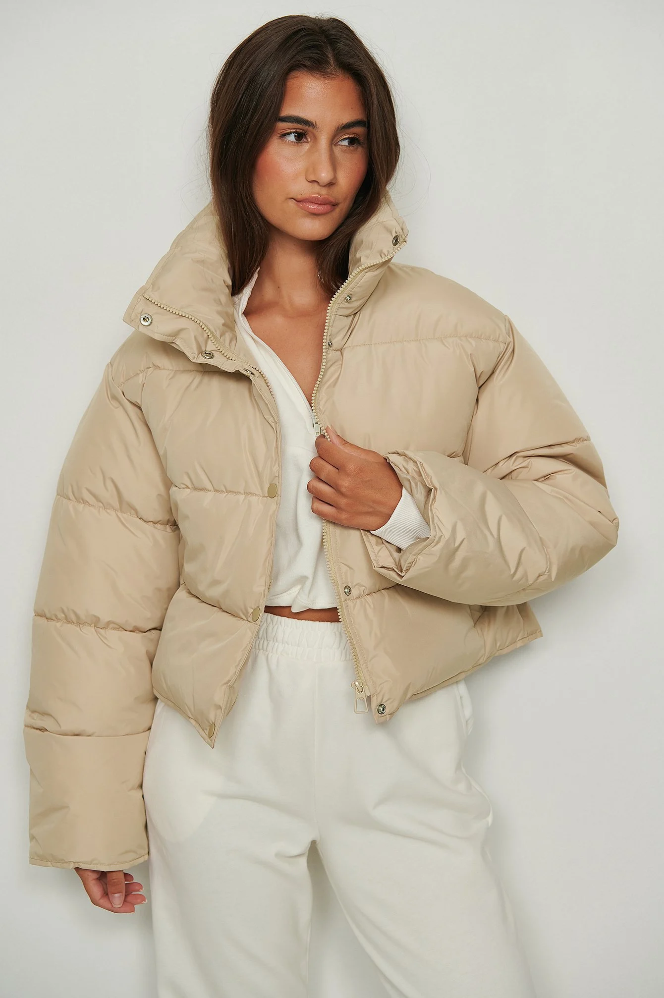 Recycelte kurze gefütterte Jacke mit Druckknöpfen