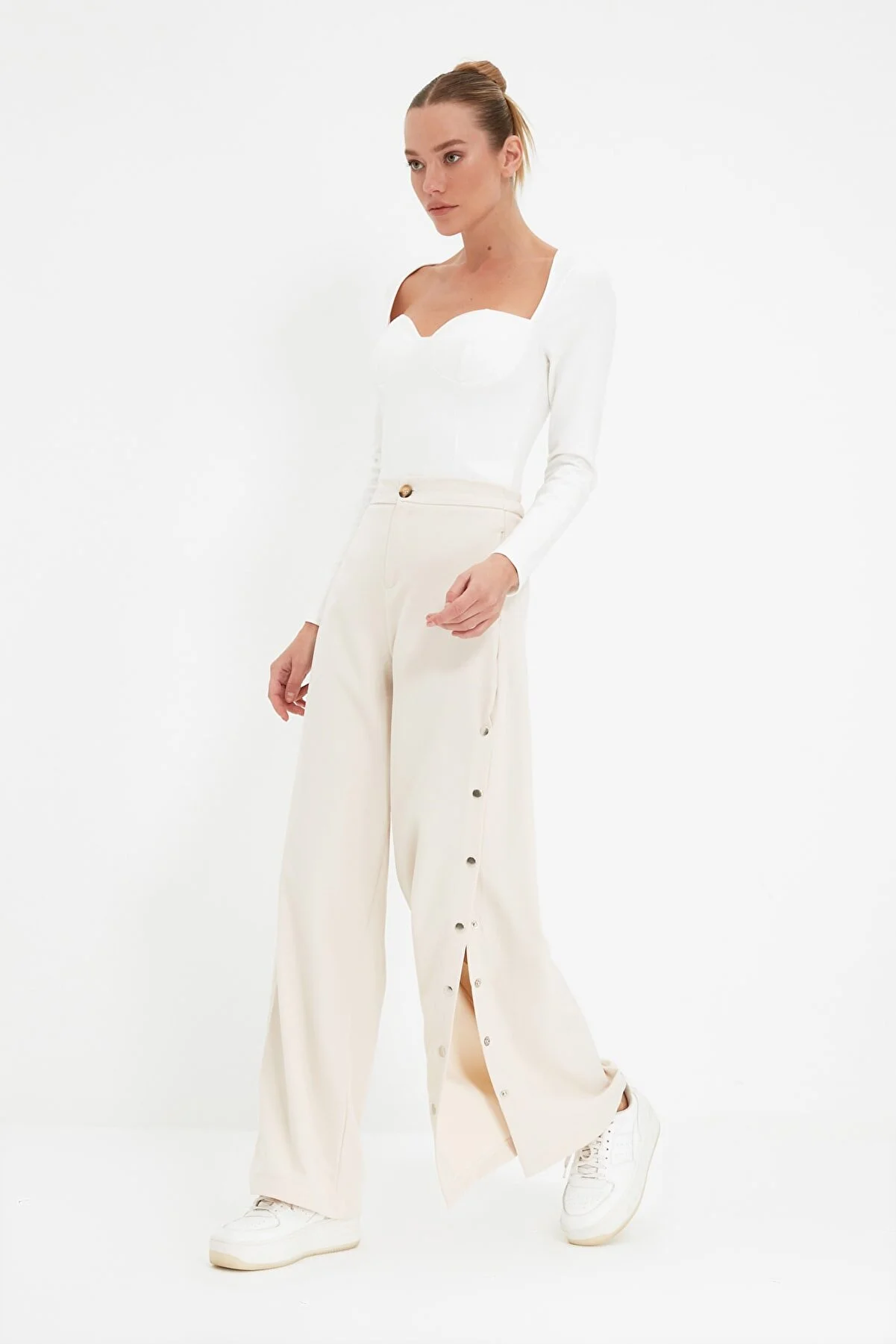 Trendyol Collection  Stone Wide Leg / Wide Leg Woven-Hose mit Knöpfen an den Seiten TWOSS20PL0398