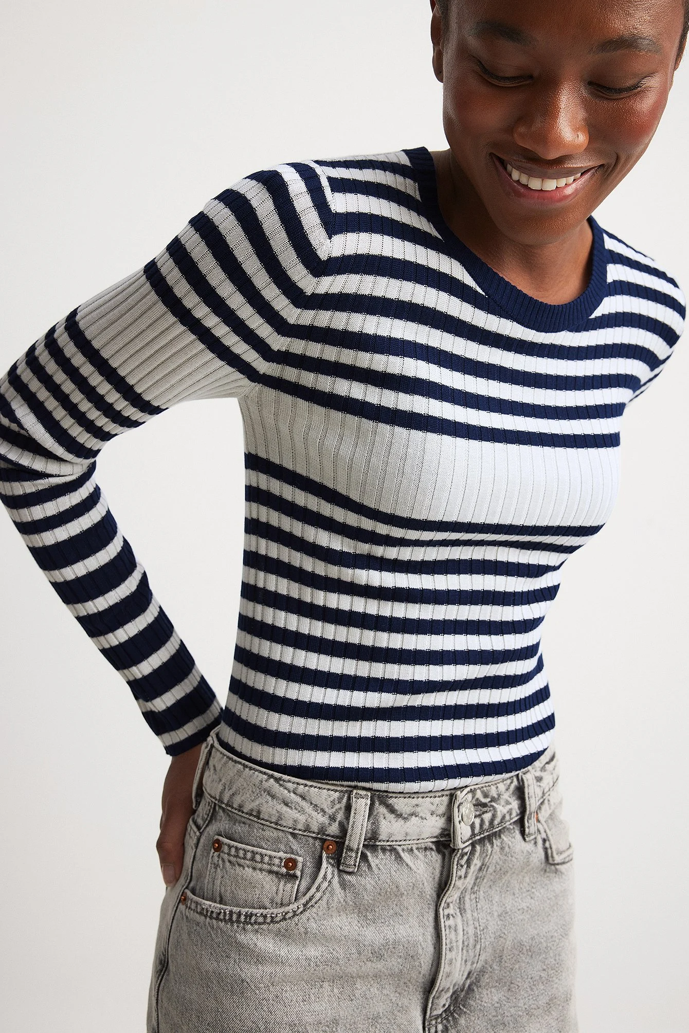Fein gestrickter, gestreifter Pullover