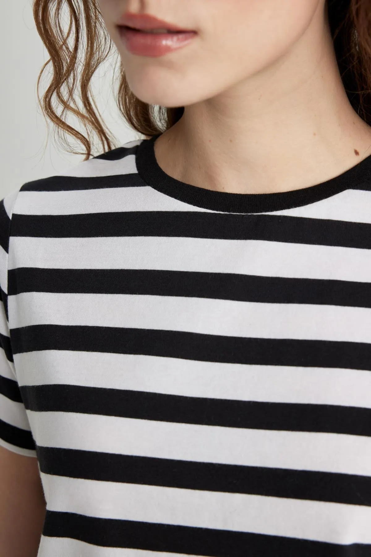 DeFacto  Kurzarm-T-Shirt mit normaler Passform und Rundhalsausschnitt C2612ax24sp