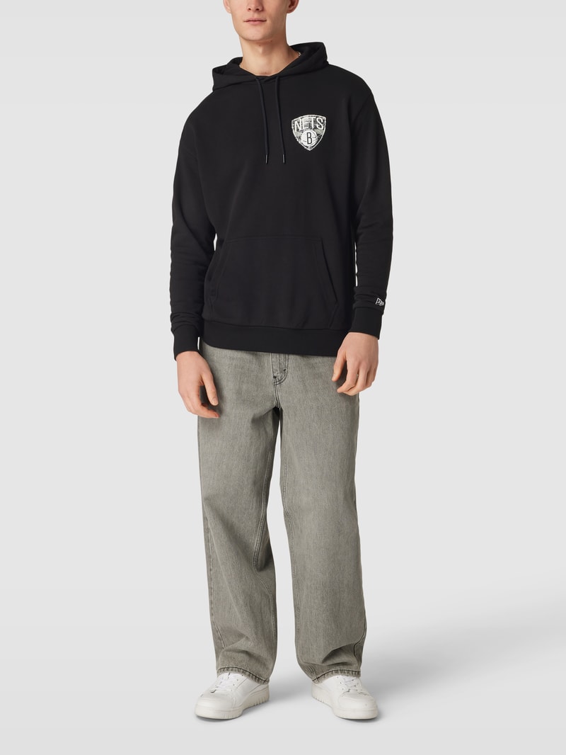 Hoodie mit Känguru-Tasche Modell 'INFILL TEAM LOGO' in schwarz