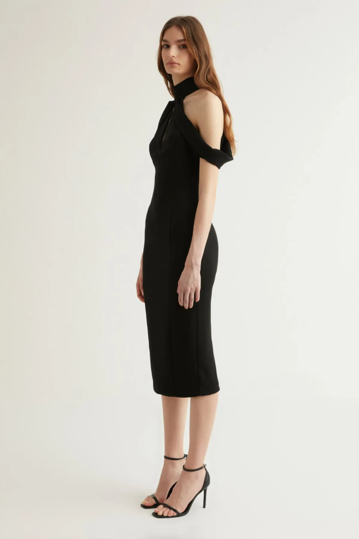 Trendyol Collection  X Dilek Hanif Kleid mit schwarzen Ärmeln und Details TPRSS22EL1853