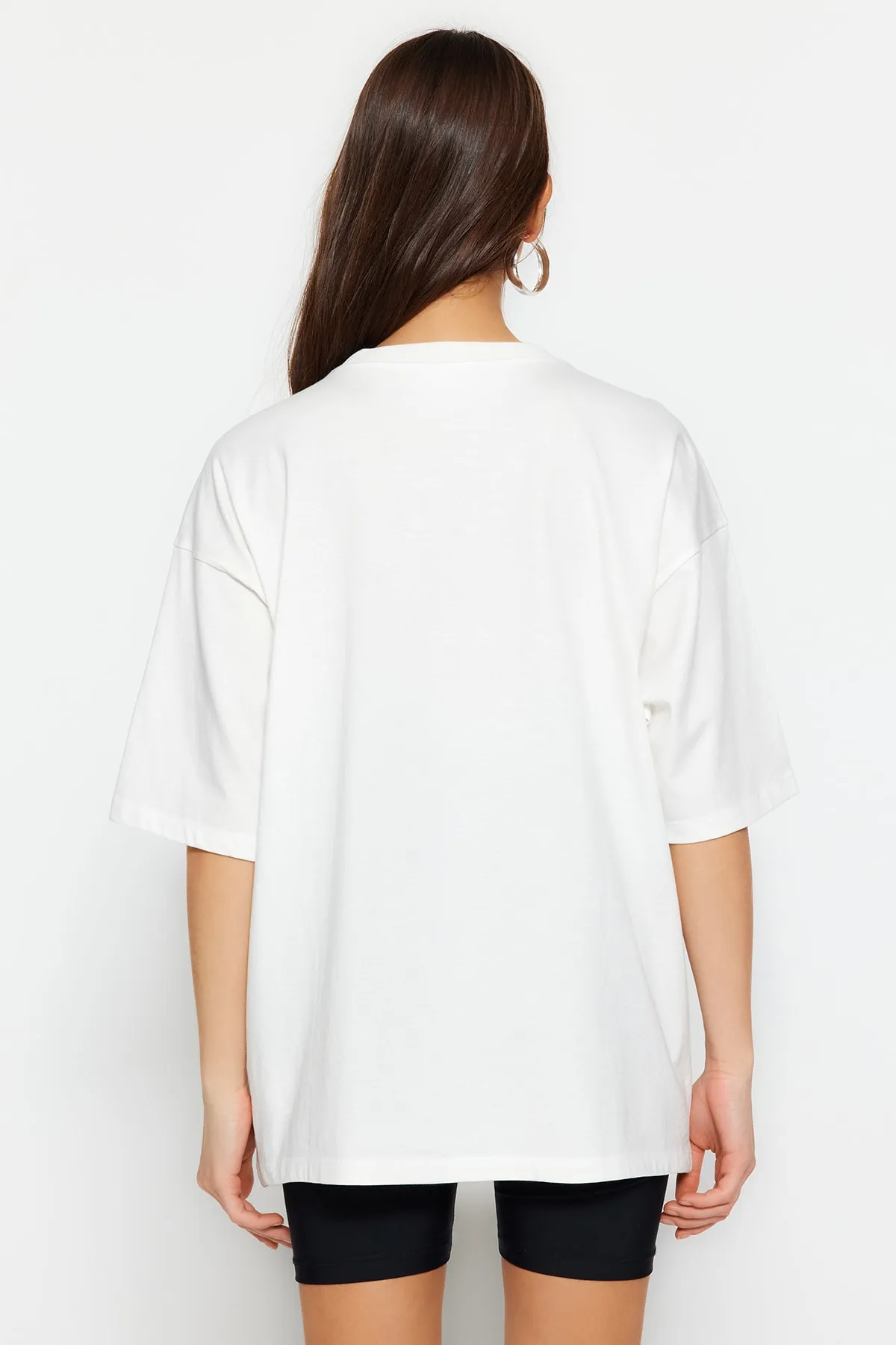Trendyol Collection  Ecrufarbenes Premium-Strick-T-Shirt mit Rundhalsausschnitt in Übergröße/weiter Passform aus 100 % Baumwolle TWOSS23TS00040