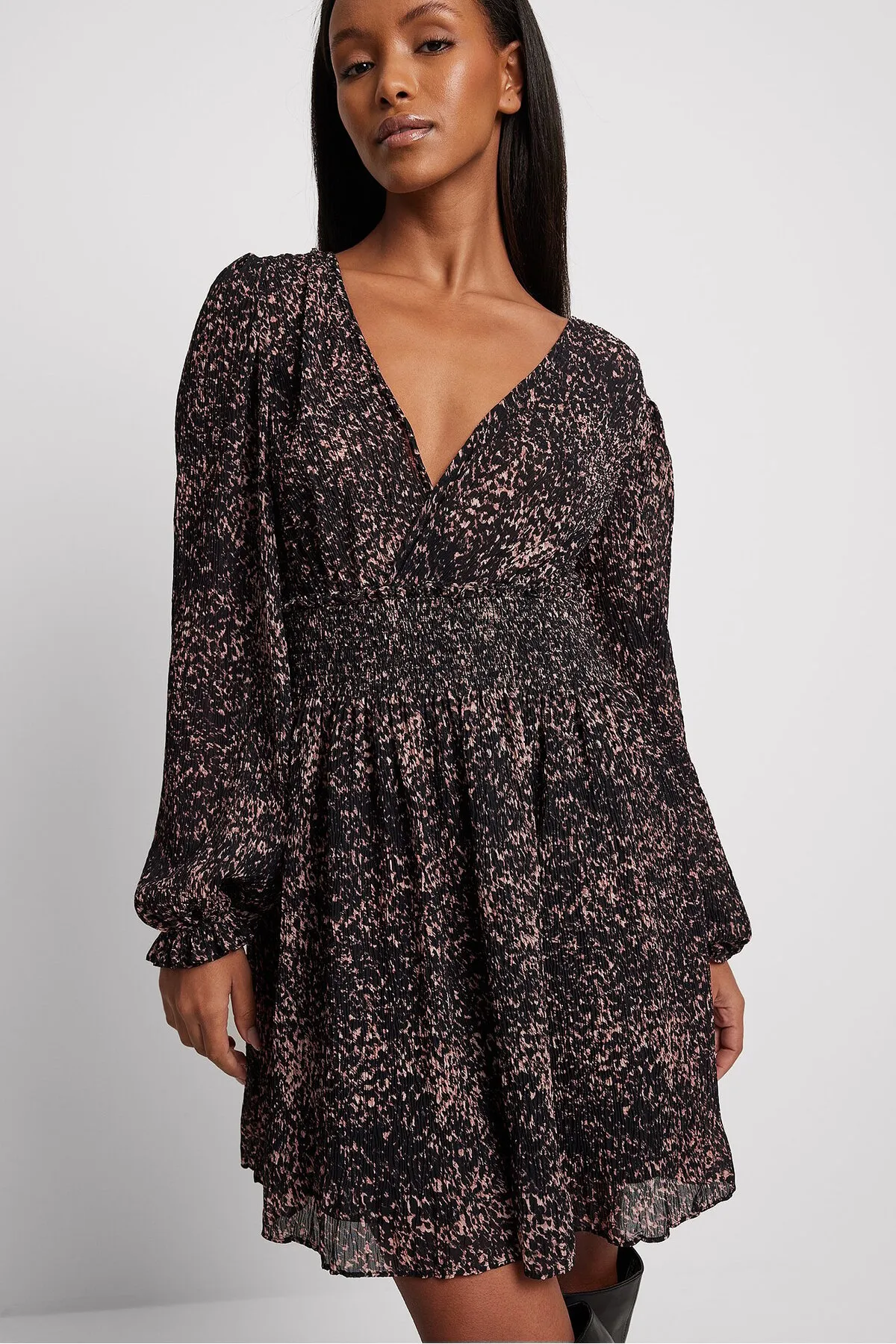 NA-KD  Strukturiertes Kleid mit gesmokter Taille