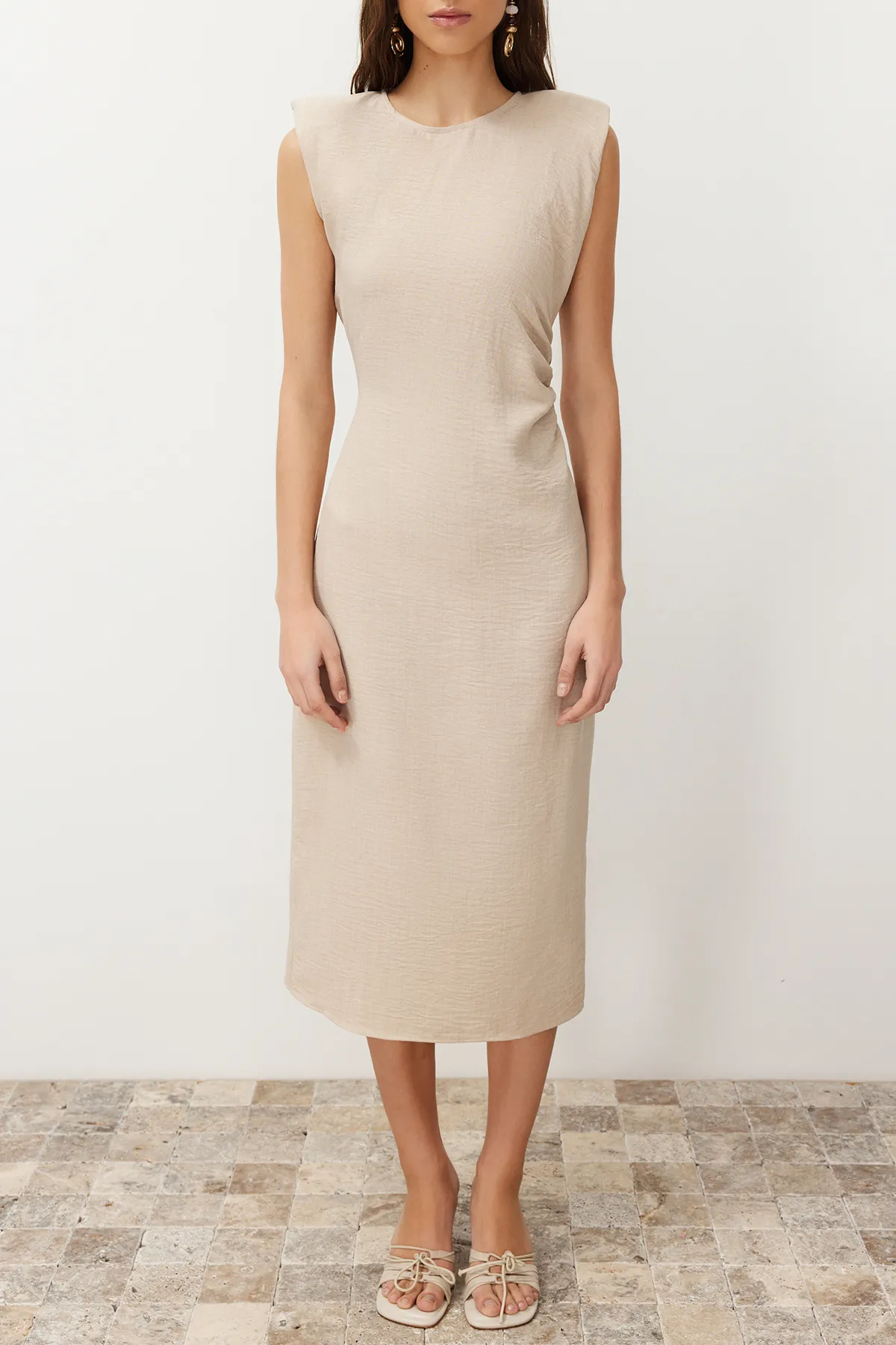 Trendyol Collection  Gewebtes Midikleid in Nerzfarbe TWOSS24EL00619