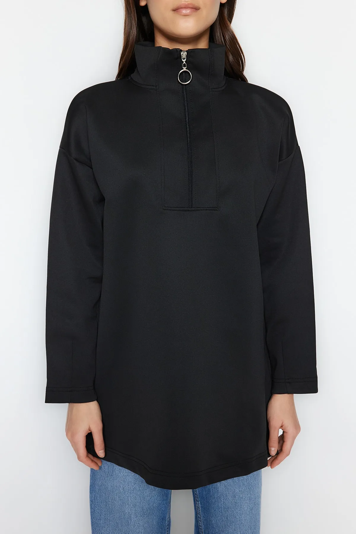 Trendyol Modest  Schwarzes, schlicht gestricktes Taucher-/Scuba-Sweatshirt mit Reißverschluss und detailliertem Ausschnitt TCTAW23TW00198