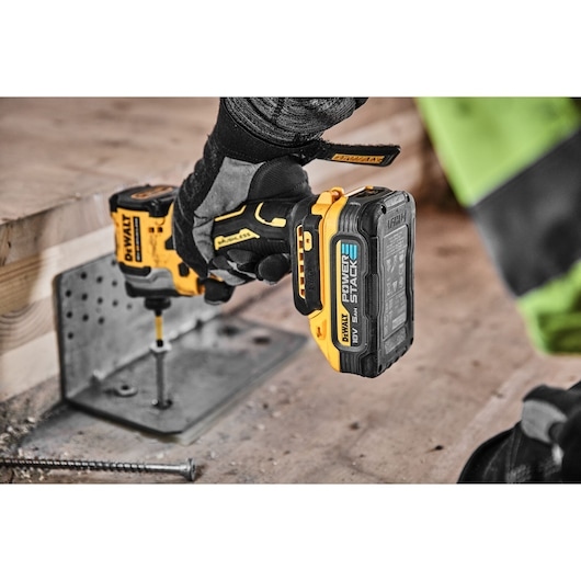 Ensemble combiné DeWalt DCK2052H2T-QW : perceuse à percussion sans fil DCD805 + visseuse à percussion sans fil 5DCF850 18 V XR + 2 chargeurs multiples 5,0 Ah dans un boîtier TSTAK