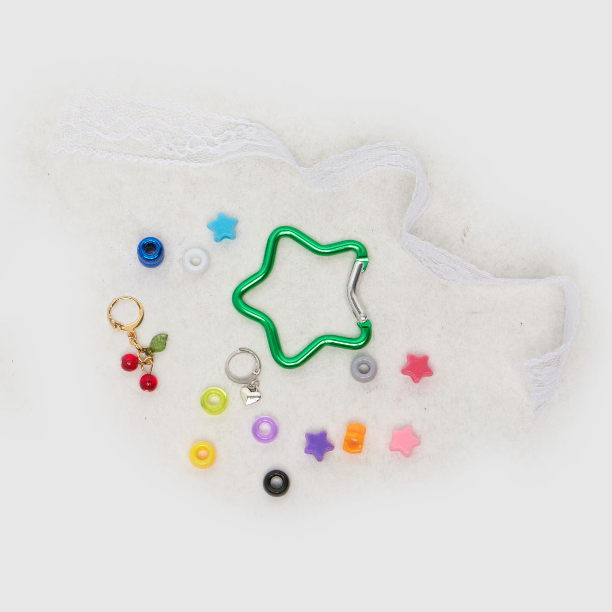BEADS BY EDIE többféle színű, gyöngyös csipkés medálos táska