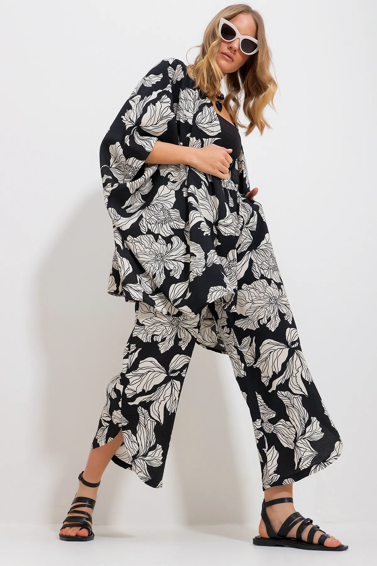 Trend Alaçatı Stili  Schwarze Palazzo-Hose für Damen und gemusterter gewebter Viskose-Kimono-Set Alc-X11707