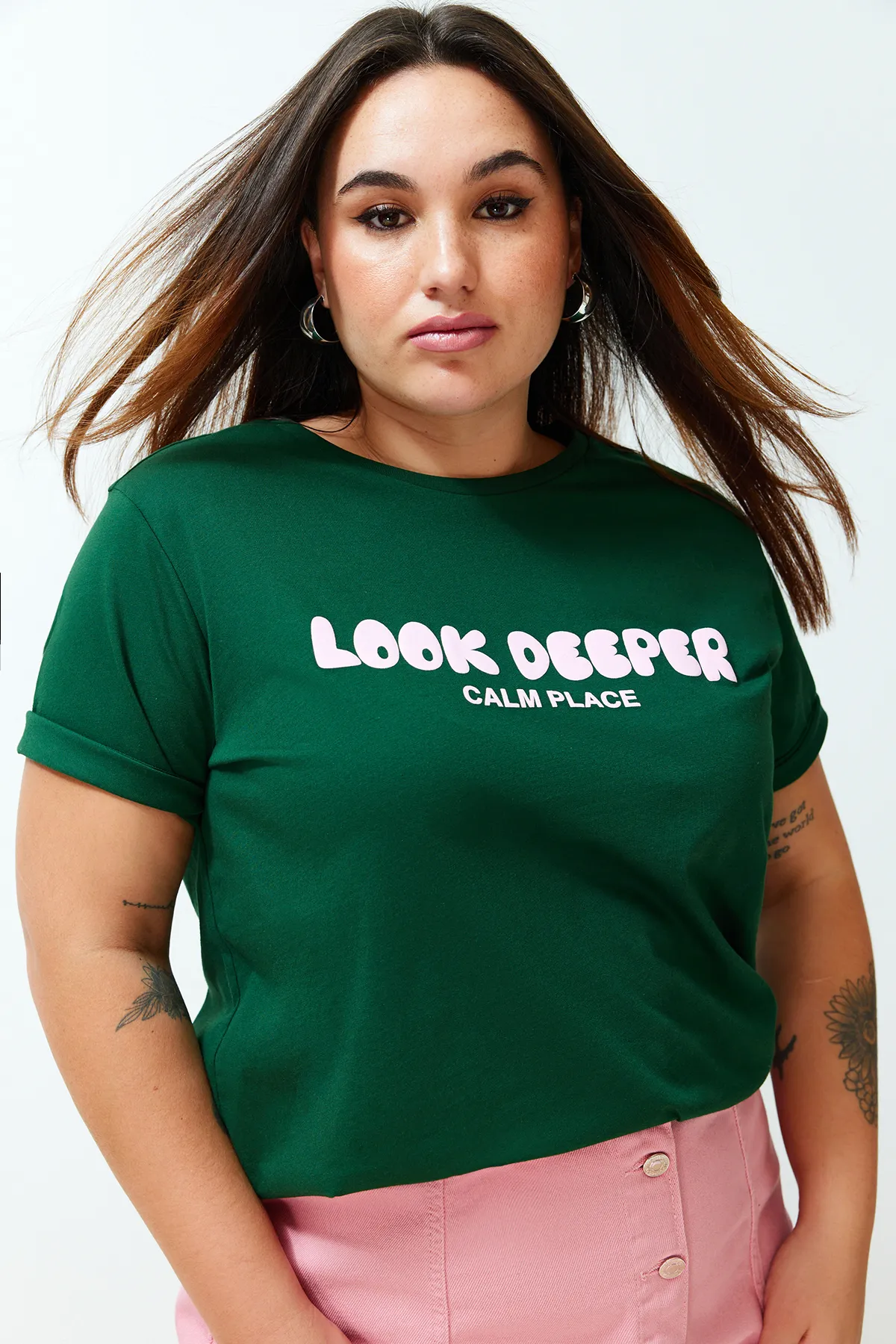 Trendyol Curve  Dunkelgrünes Boyfriend-Strick-T-Shirt mit Slogan-Print TBBSS24BF00036