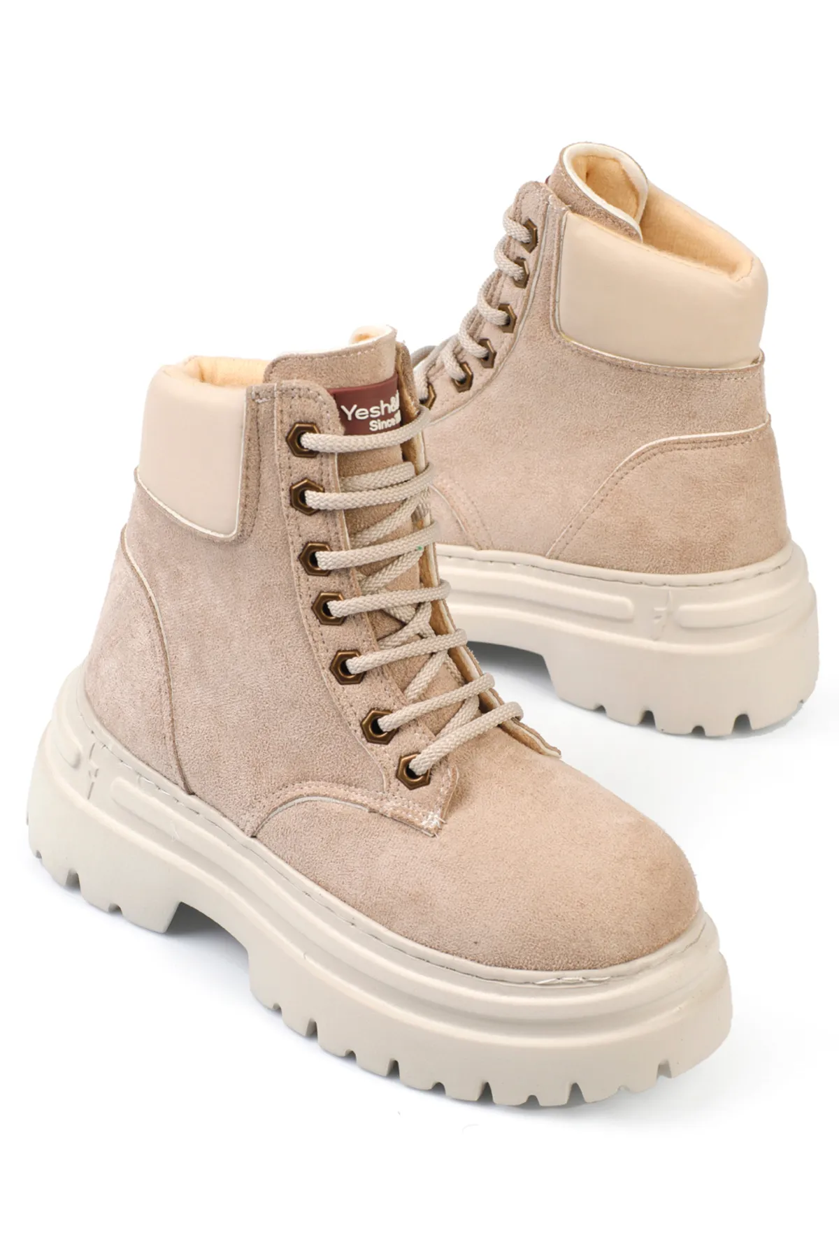 Capone Outfitters  Damen-Schnürstiefel mit runder Zehenpartie und Trac-Sohle