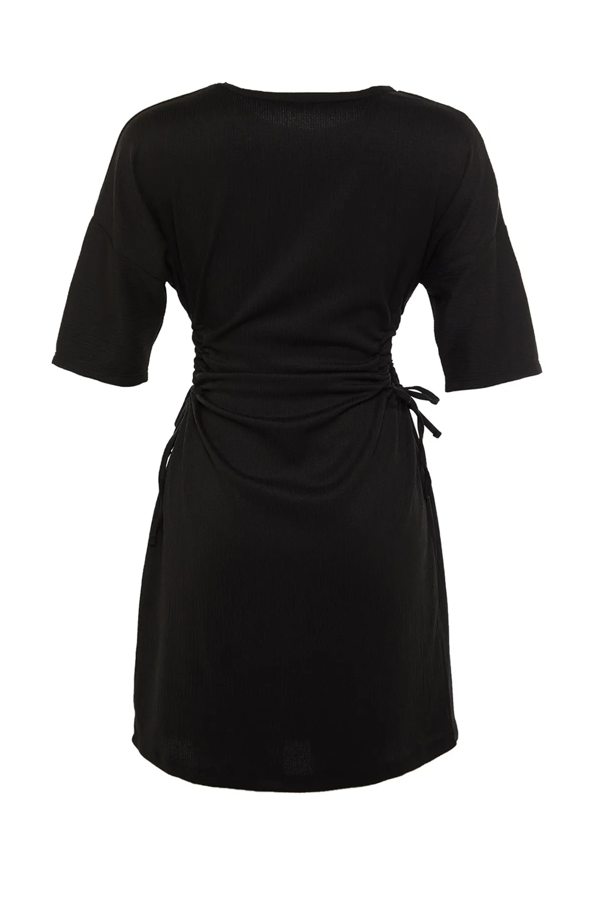 Trendyol Collection  Schwarzes Mini-Bleistiftkleid aus Strick mit Wickeltaille, Cut-Outs und Raffungen TWOSS22EL2082