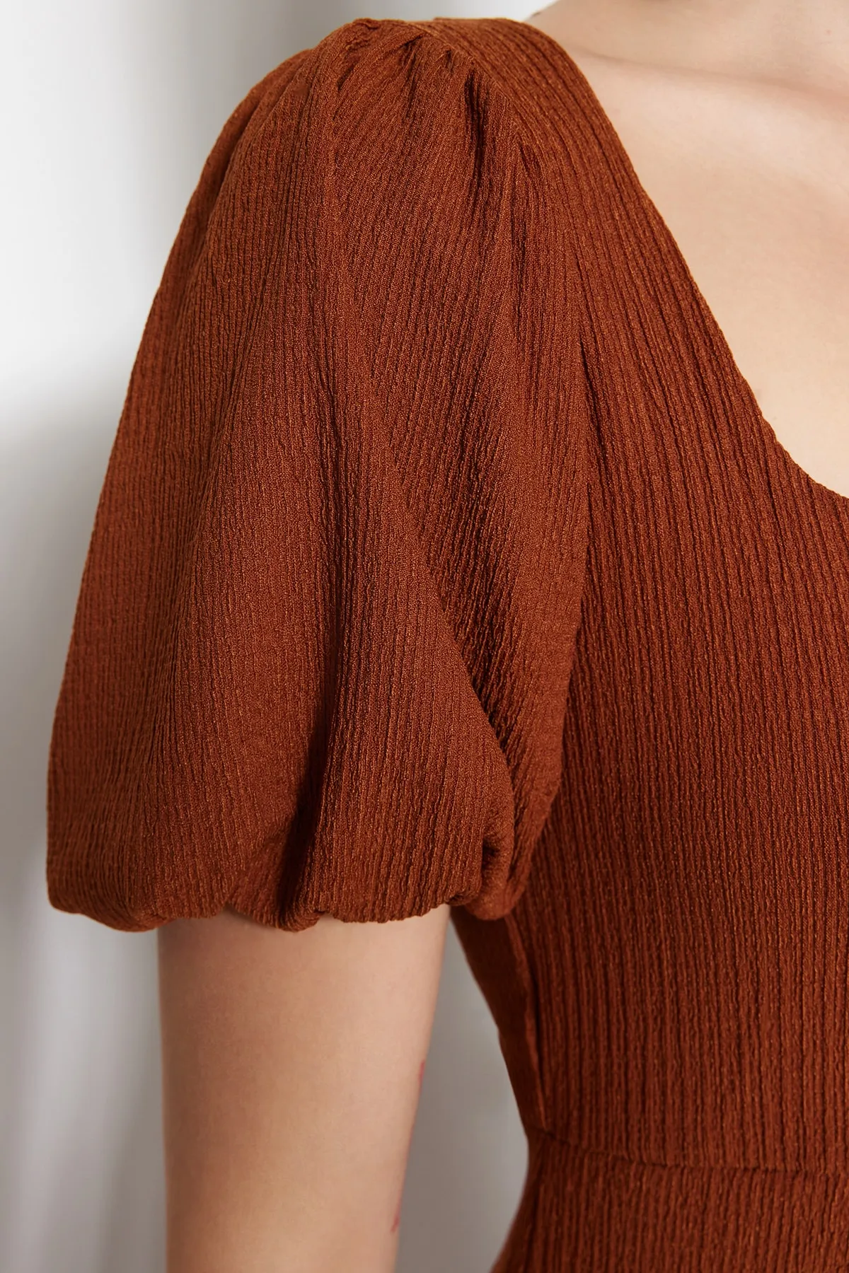 Trendyol Collection  Zimtfarbenes A-Linien-Strickkleid mit quadratischem Kragen, Ballonärmeln, Schlitz, Wickel-/strukturiertem Midi-Strickkleid TWOSS23EL01533