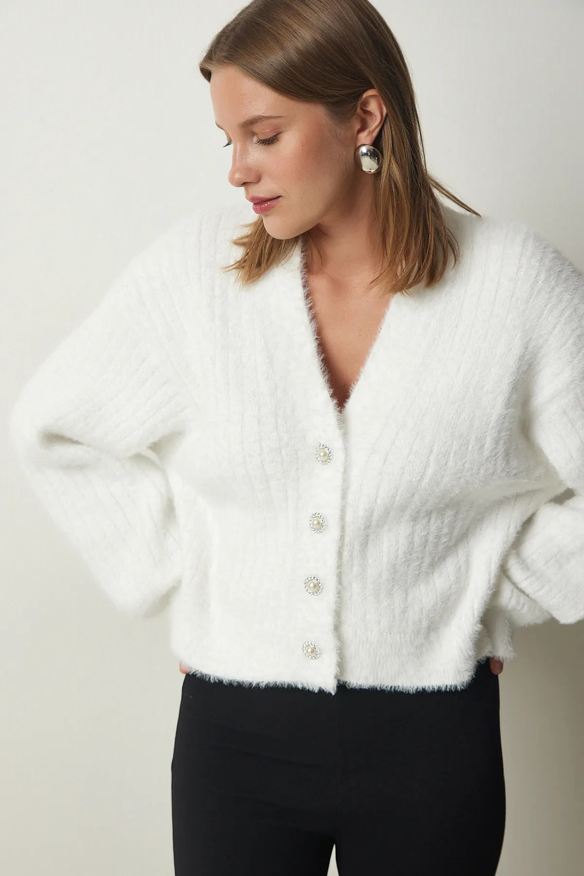 Happiness İstanbul  Weißer Damen-Strickcardigan mit Perlenknöpfen und Bärtchen MT00144