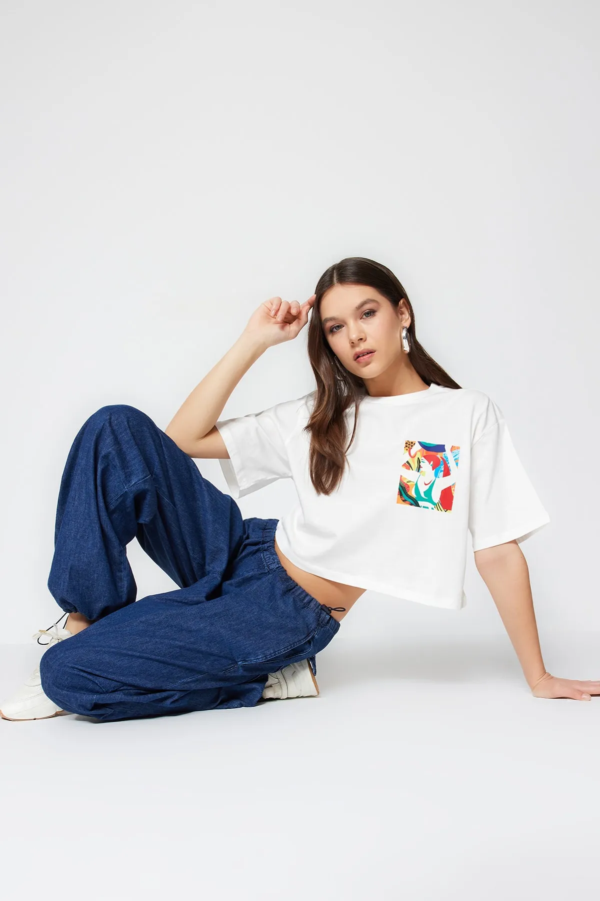 Trendyol Collection  Weißes, 100 % Baumwolle bedrucktes, entspanntes/weites, entspannt geschnittenes, kurzes Strick-T-Shirt mit Rundhalsausschnitt TWOSS23TS00369