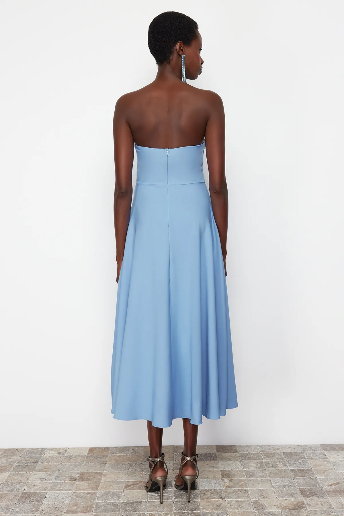 Trendyol Collection  Blaues Kleid mit Taillenöffnung/Skater-Webmuster TPRSS24EL00139