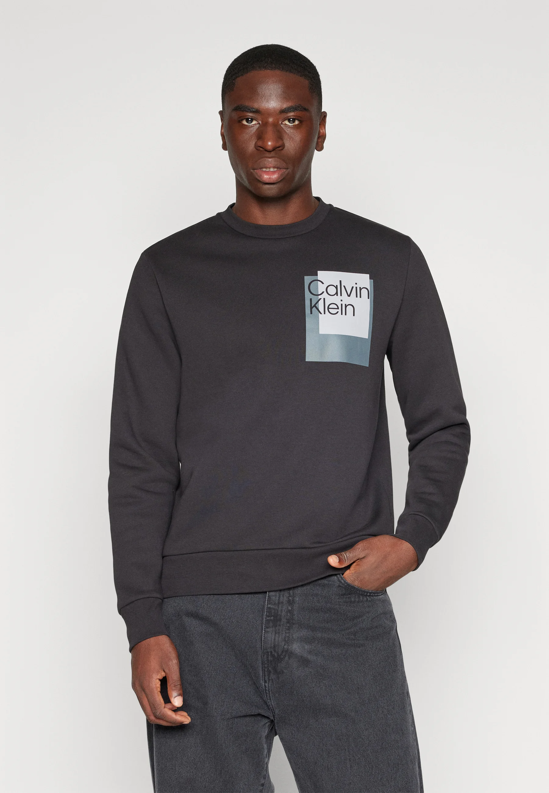 Sudadera con logo de caja superpuesto de Calvin Klein