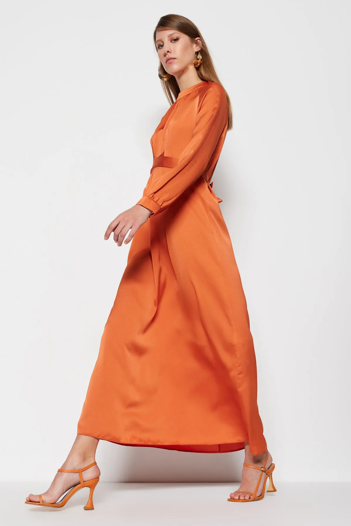 Trendyol Modest  Orangefarbenes Abendkleid aus Satin mit Gürtel TCTSS23DB00038