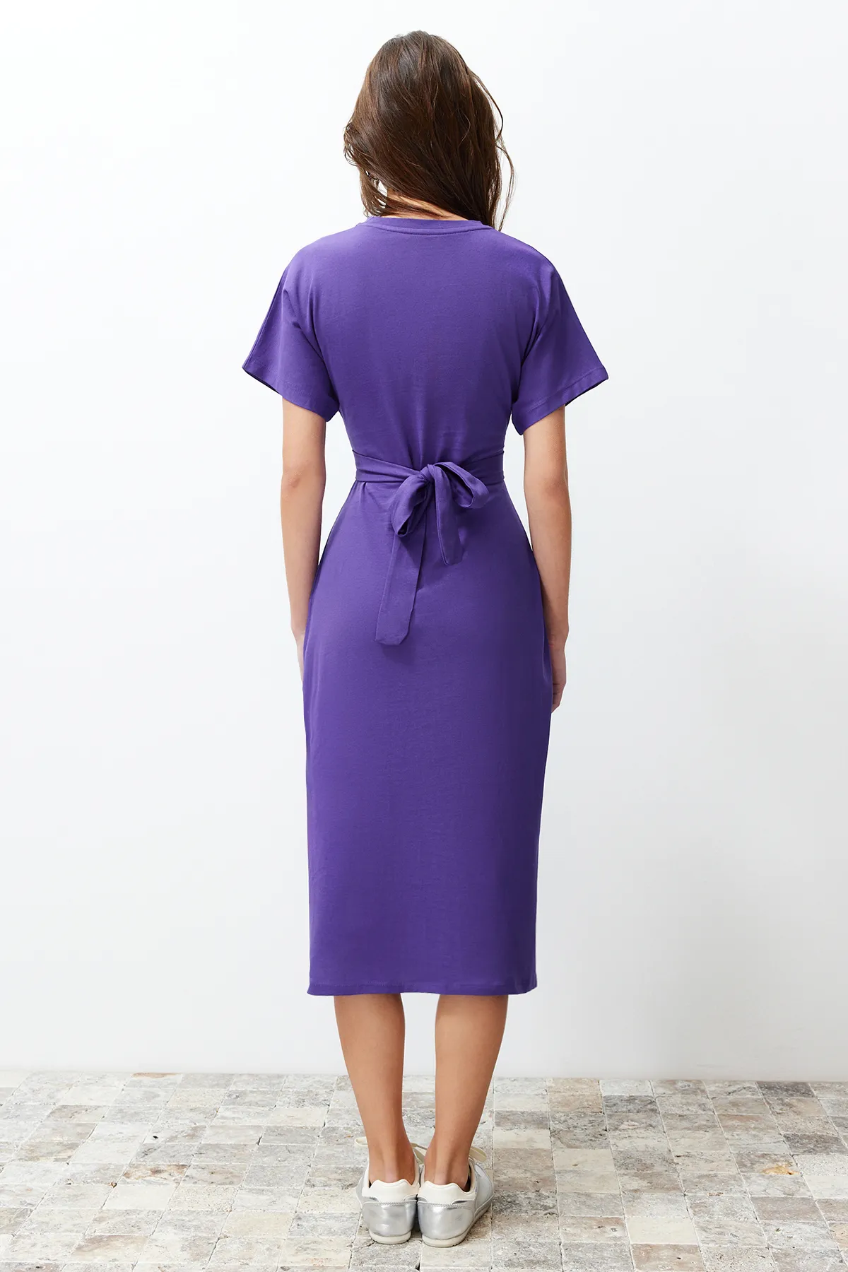 Trendyol Collection  Lilafarbenes, taillenbetontes Midi-Bleistiftkleid aus 100 % Baumwolle mit Schlitz und Bindedetail TWOSS21EL0404