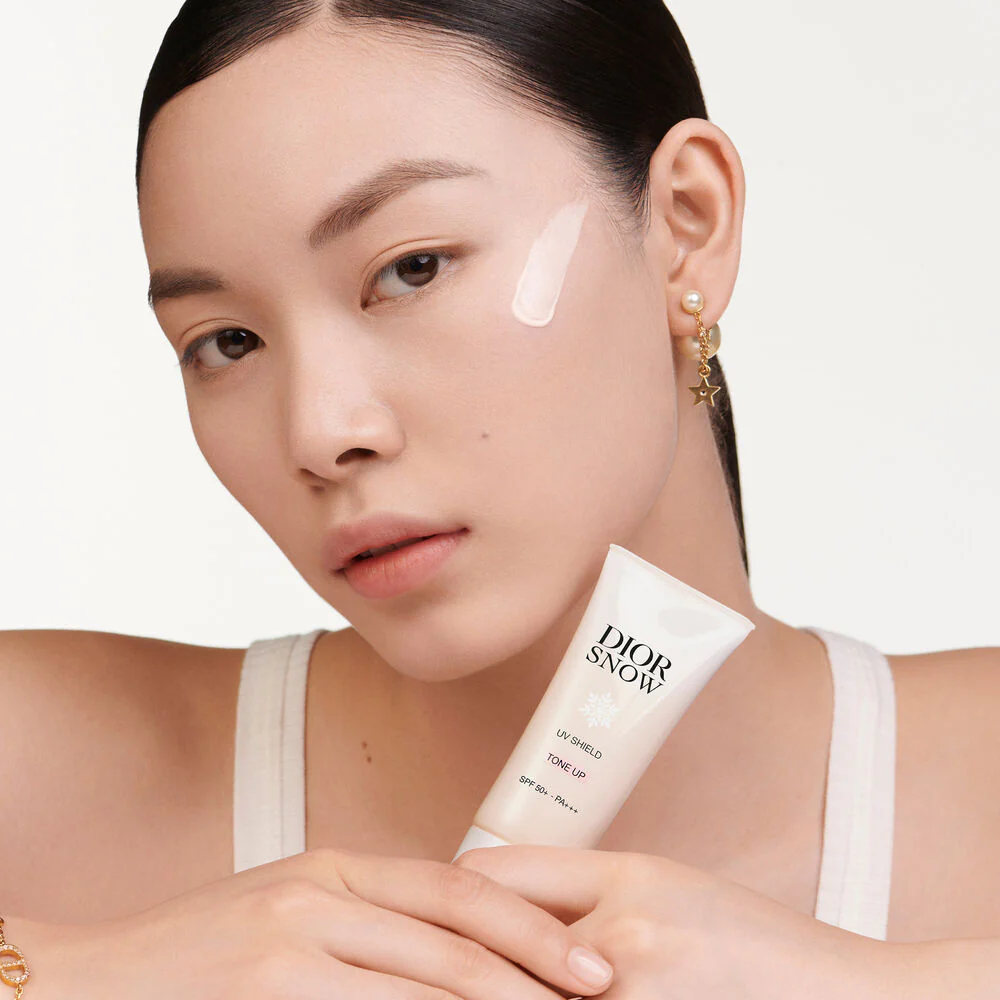 Tratamientos protectores Diorsnow UV Shield Tone Up anti-imperfecciones e iluminador, crema facial con color anti-imperfecciones, protector solar facial de alta protección.